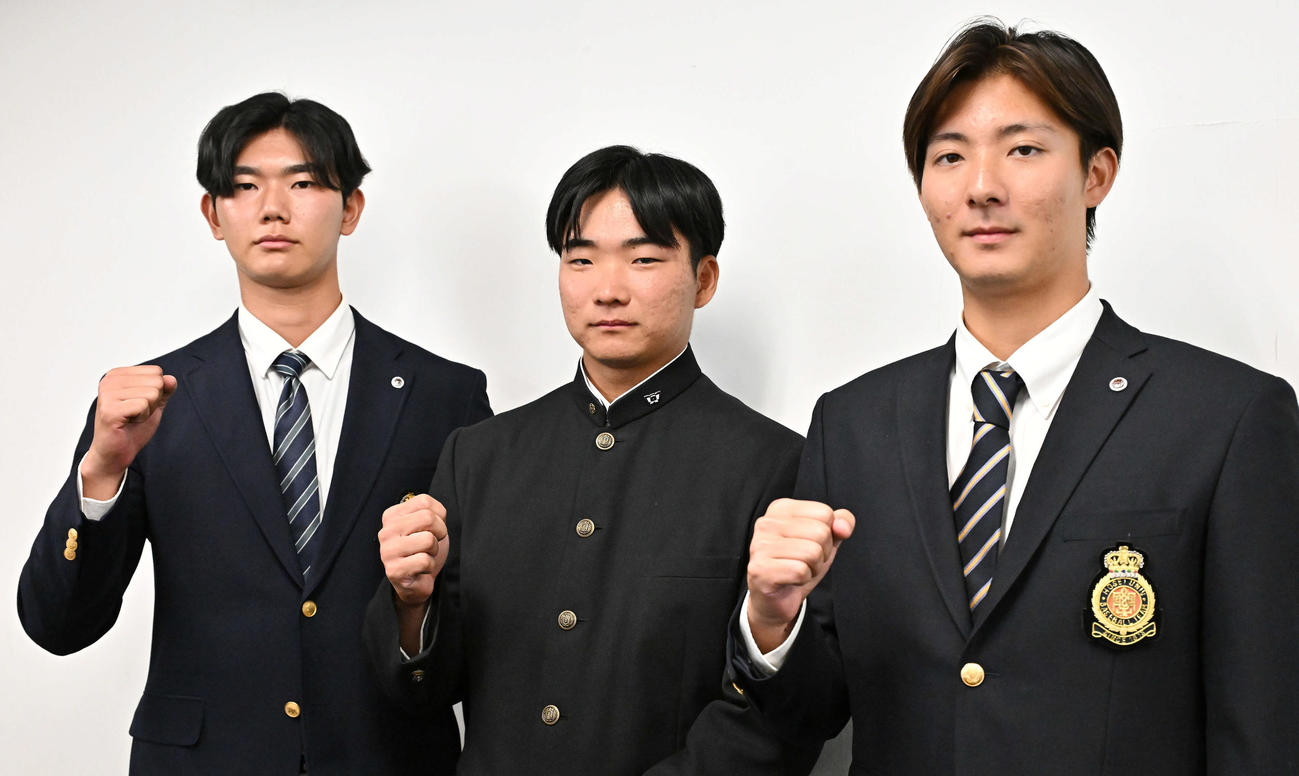 プロ入り研修を終え記念撮影する日本ハムから指名を受けた選手たち。左からドラフト3位の明大・浅利、同5位の早大・山県、同6位の山城（撮影・滝沢徹郎）