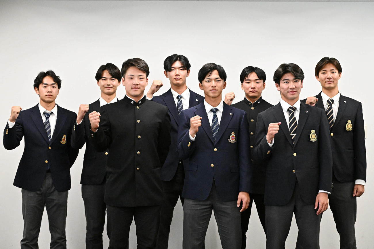 プロ入り研修を終え記念撮影する選手たち。前列左から、早大・吉納、明大・宗山、法大・篠木。後列左から明大・池田、法大・林、明大・浅利、早大・山県、法大・山城（撮影・滝沢徹郎）
