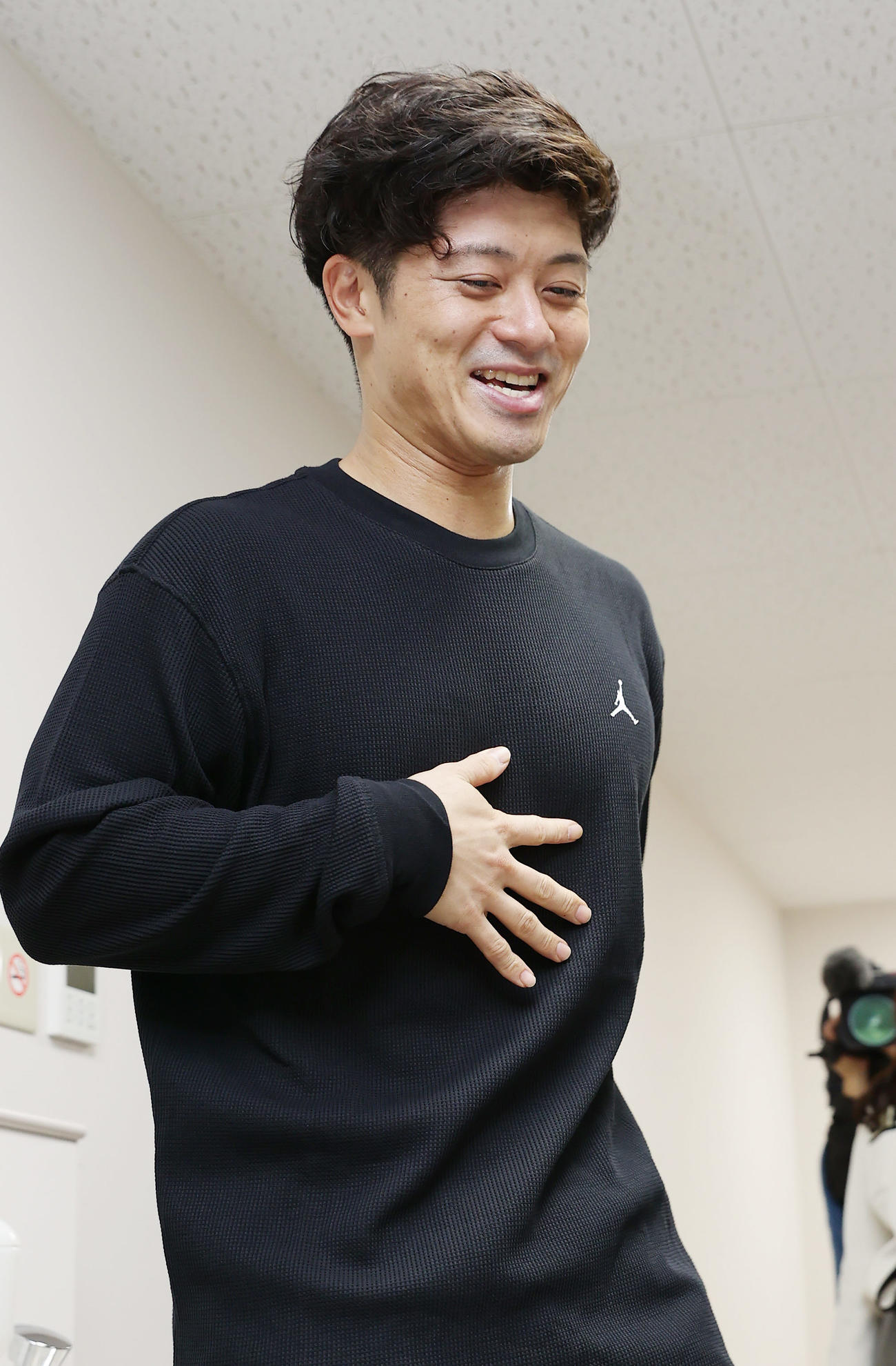 FA権を行使せず残留を決め、取材に応じ笑顔で引き揚げる阪神坂本（撮影・前田充）