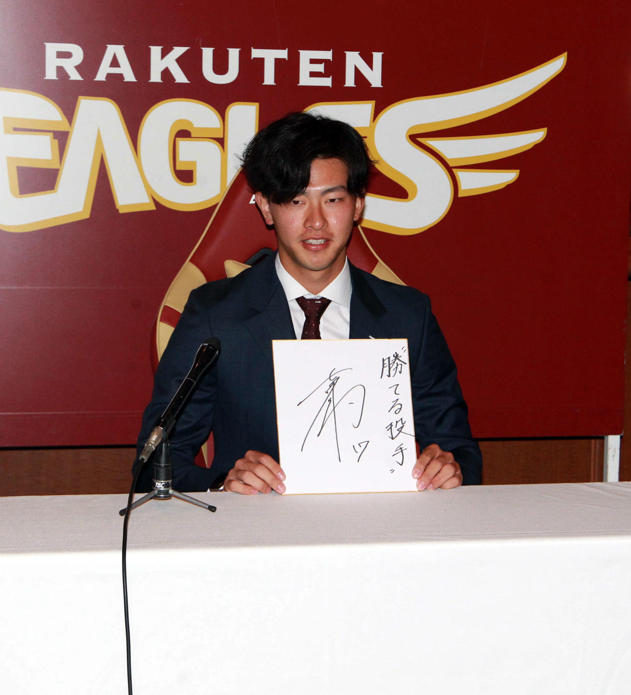 「勝てる投手」と来季の抱負を色紙に記した楽天古謝（撮影・木村有優）