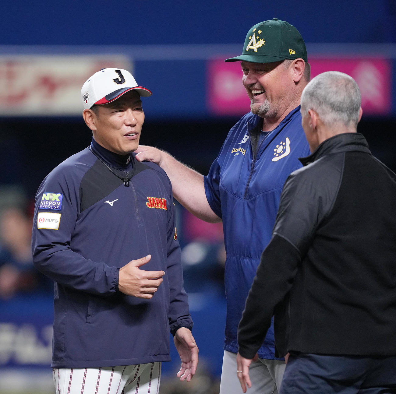 日本対オーストラリア　試合前、談笑する井端監督（左）とオーストラリアのニルソン監督（撮影・垰建太）