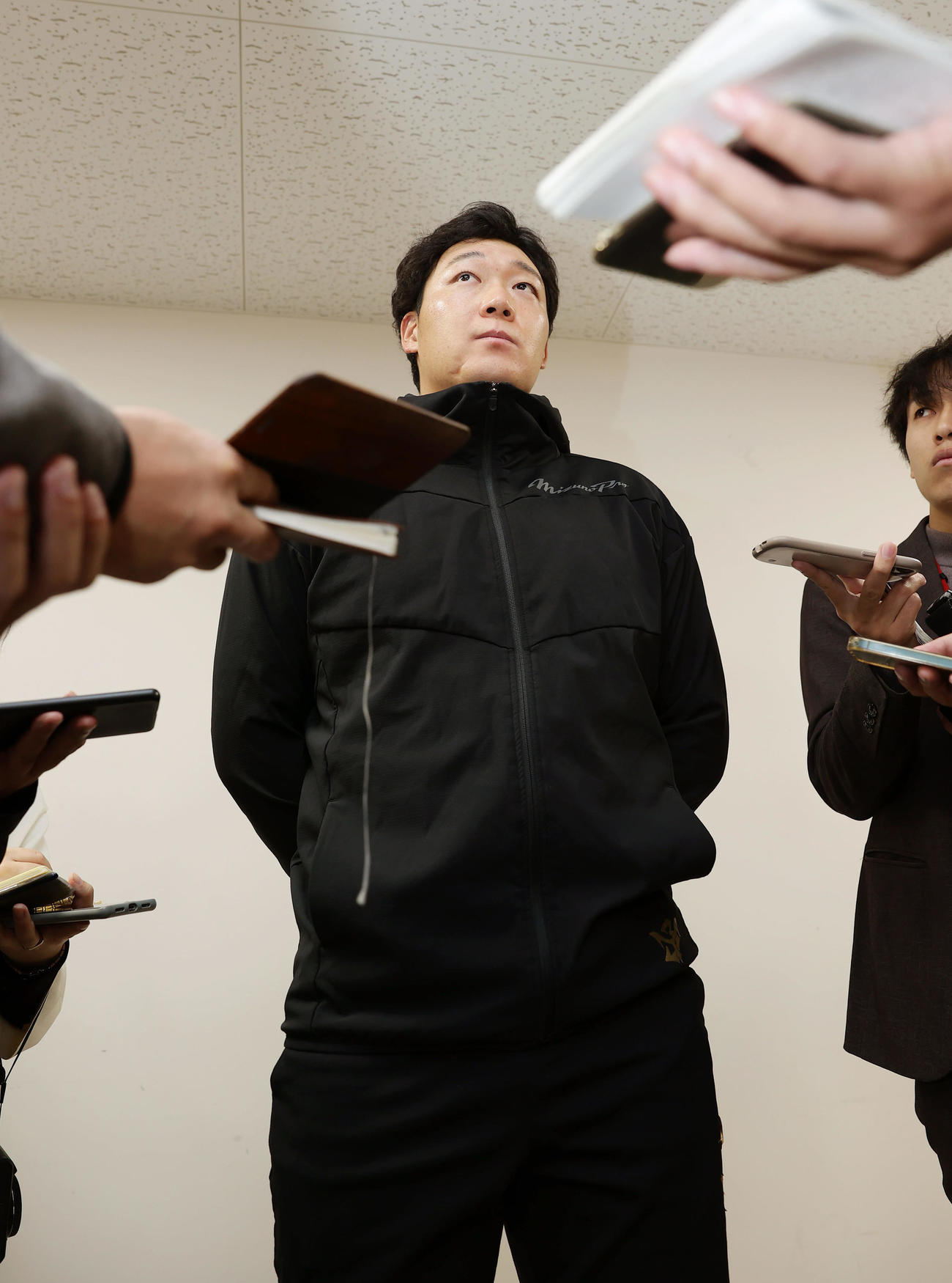 FA権行使を表明し、取材に応じる阪神大山（撮影・前田充）