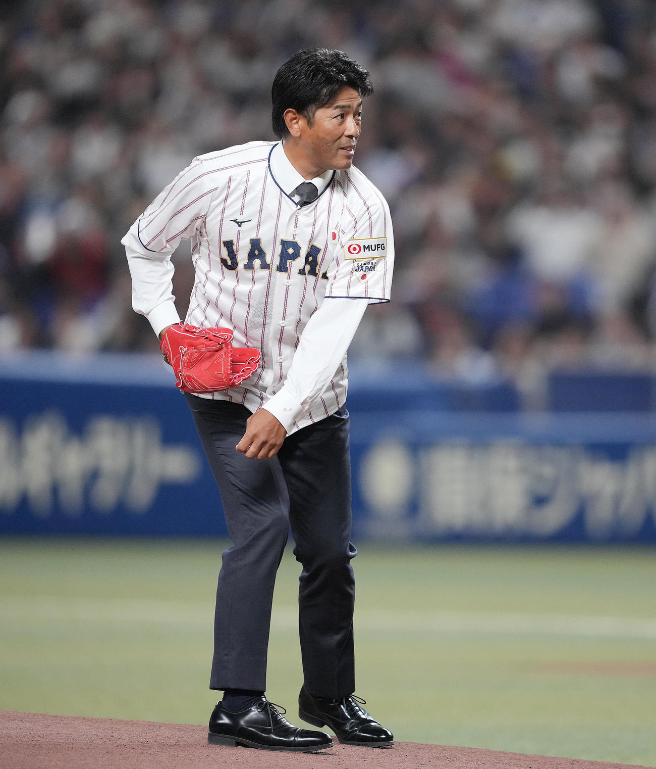 日本対オーストラリア　試合前、始球式を行う稲葉氏（撮影・垰建太）