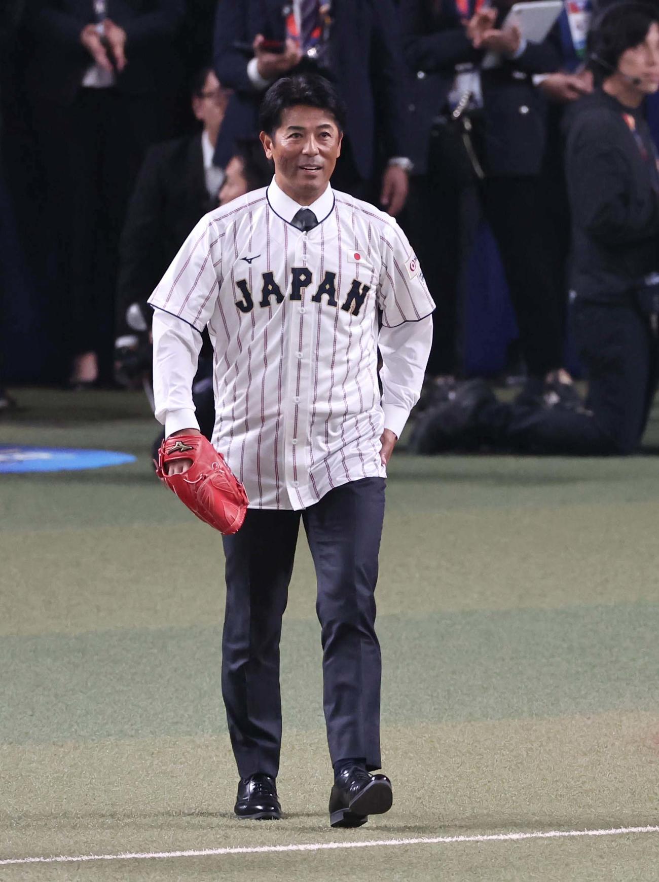 日本対オーストラリア　始球式を務める稲葉氏（撮影・上田博志）
