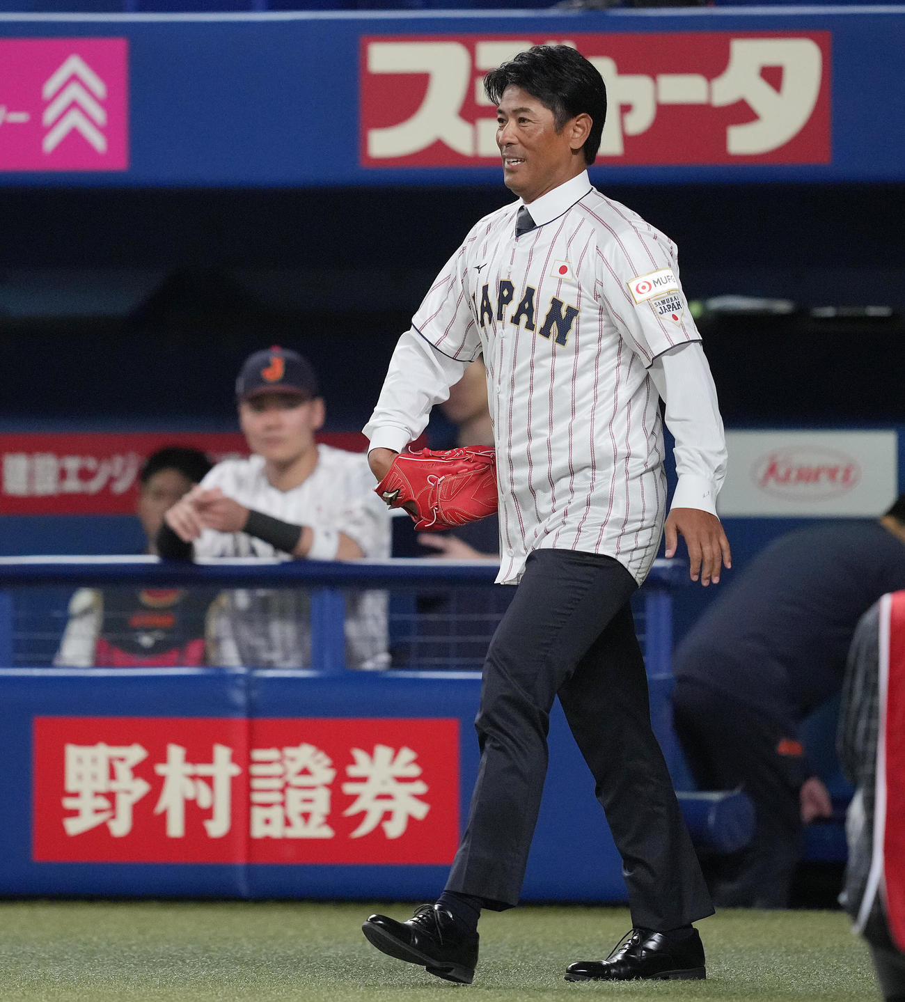 日本対オーストラリア　試合前、始球式に登場する稲葉氏（撮影・垰建太）