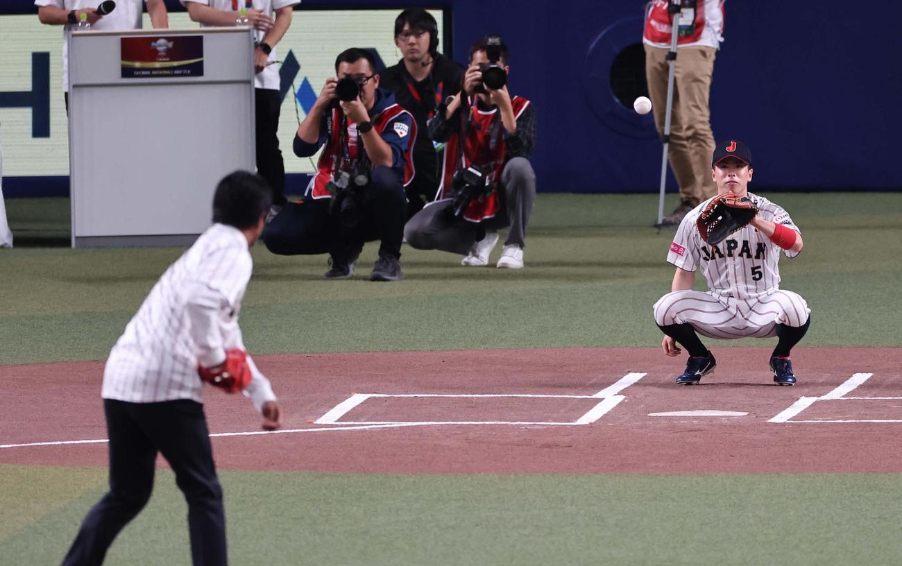 日本対オーストラリア　始球式を務めた稲葉氏の投球を受ける五十幡（撮影・上田博志）