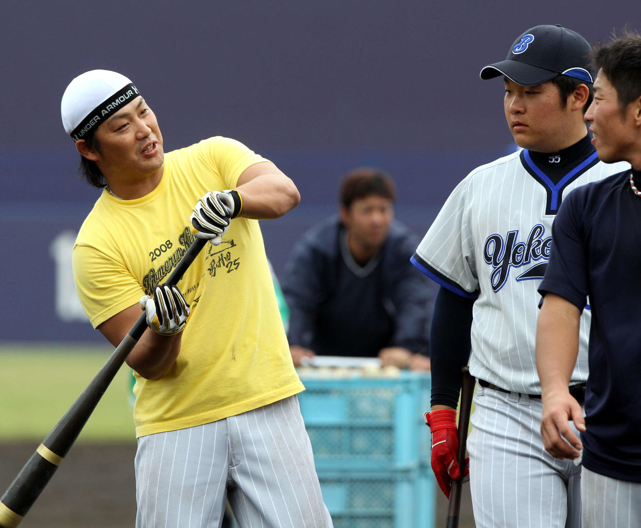 「男・村田」のTシャツを着た村田修一は、筒香嘉智に打撃のアドバイス（2010年2月22日撮影）
