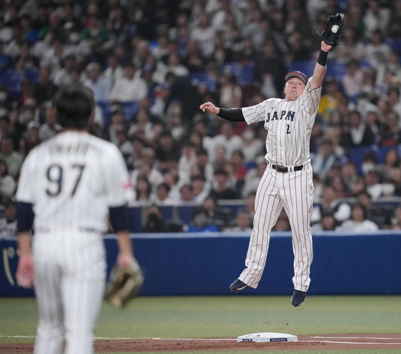 日本対オーストラリア　1回表オーストラリア1死二塁、グレンディニングの遊ゴロから紅林の送球を好捕する牧（撮影・垰建太）
