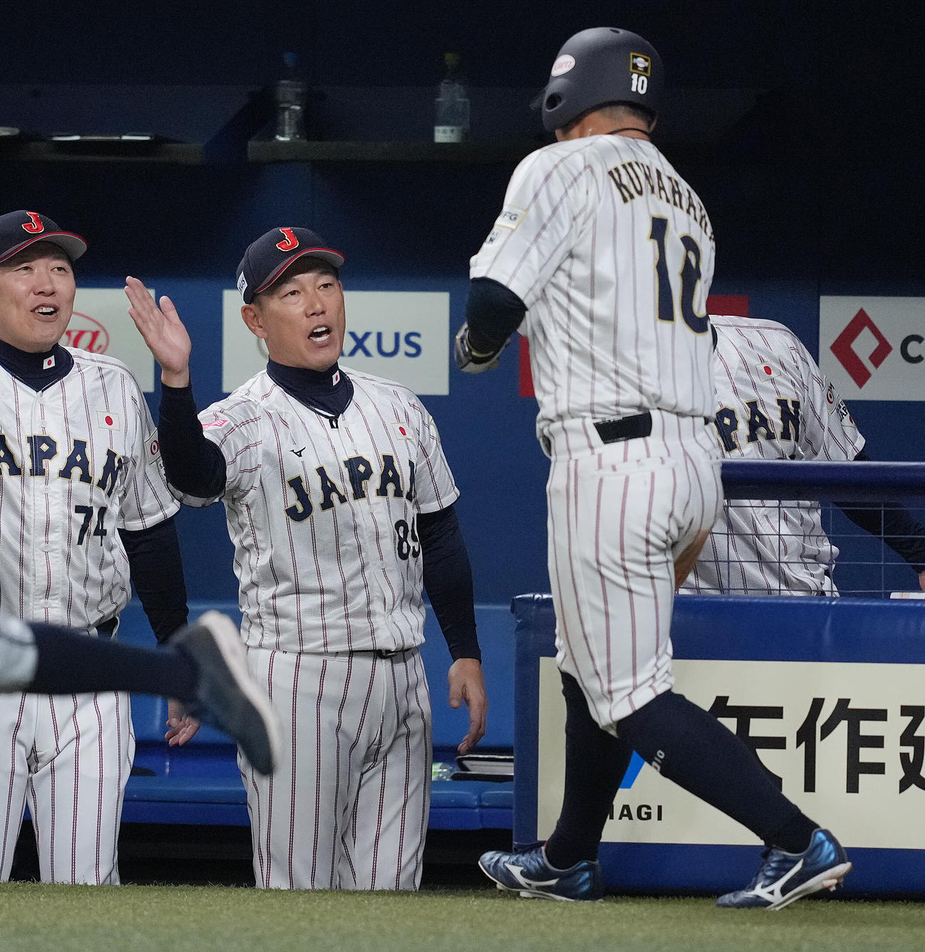 日本対オーストラリア　1回裏日本無死一、三塁、辰己涼介の犠飛で生還した桑原（右）を出迎える井端監督（撮影・垰建太）