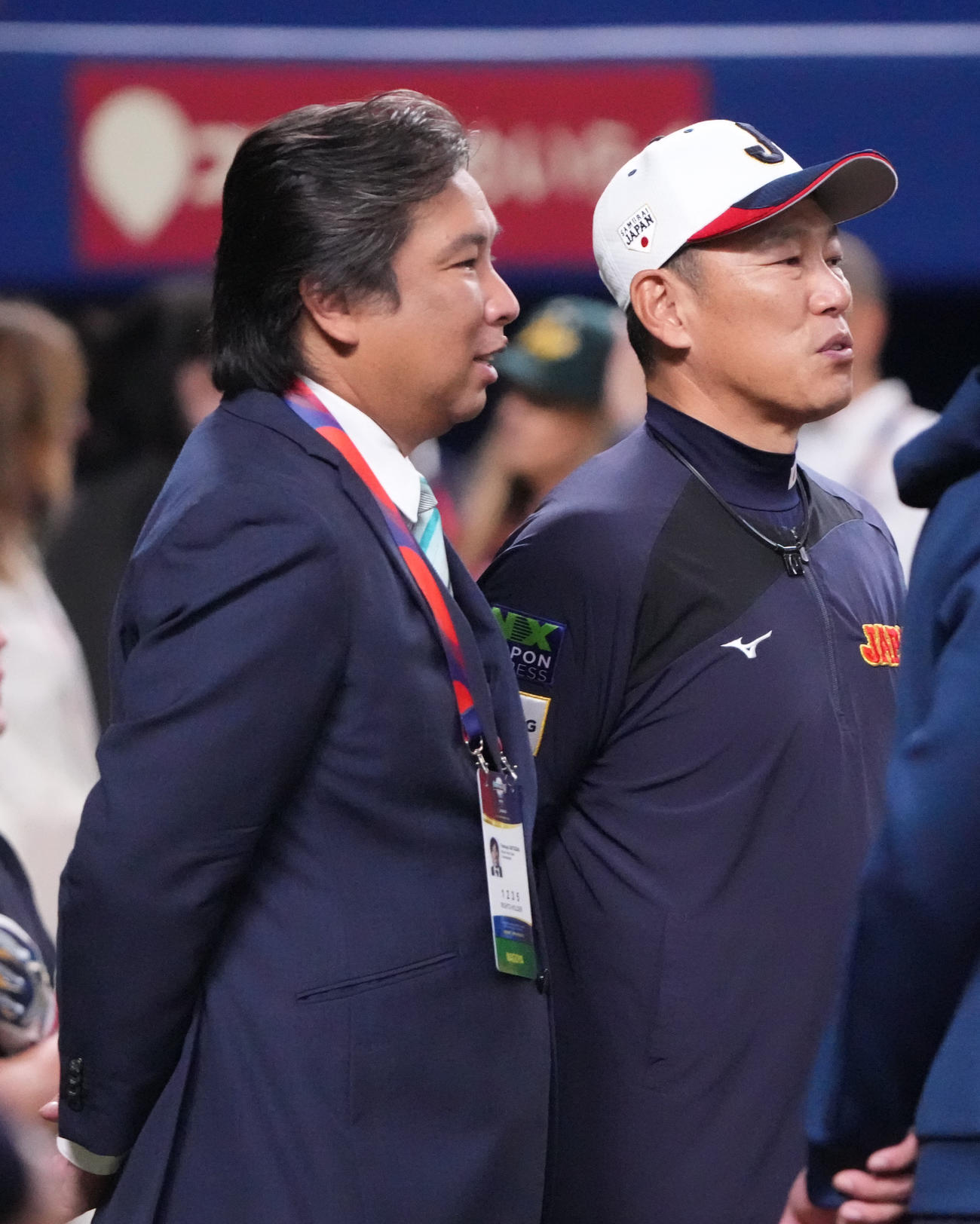 日本対オーストラリア　試合前、言葉を交わす（左から）里崎智也氏と井端監督（撮影・森本幸一）