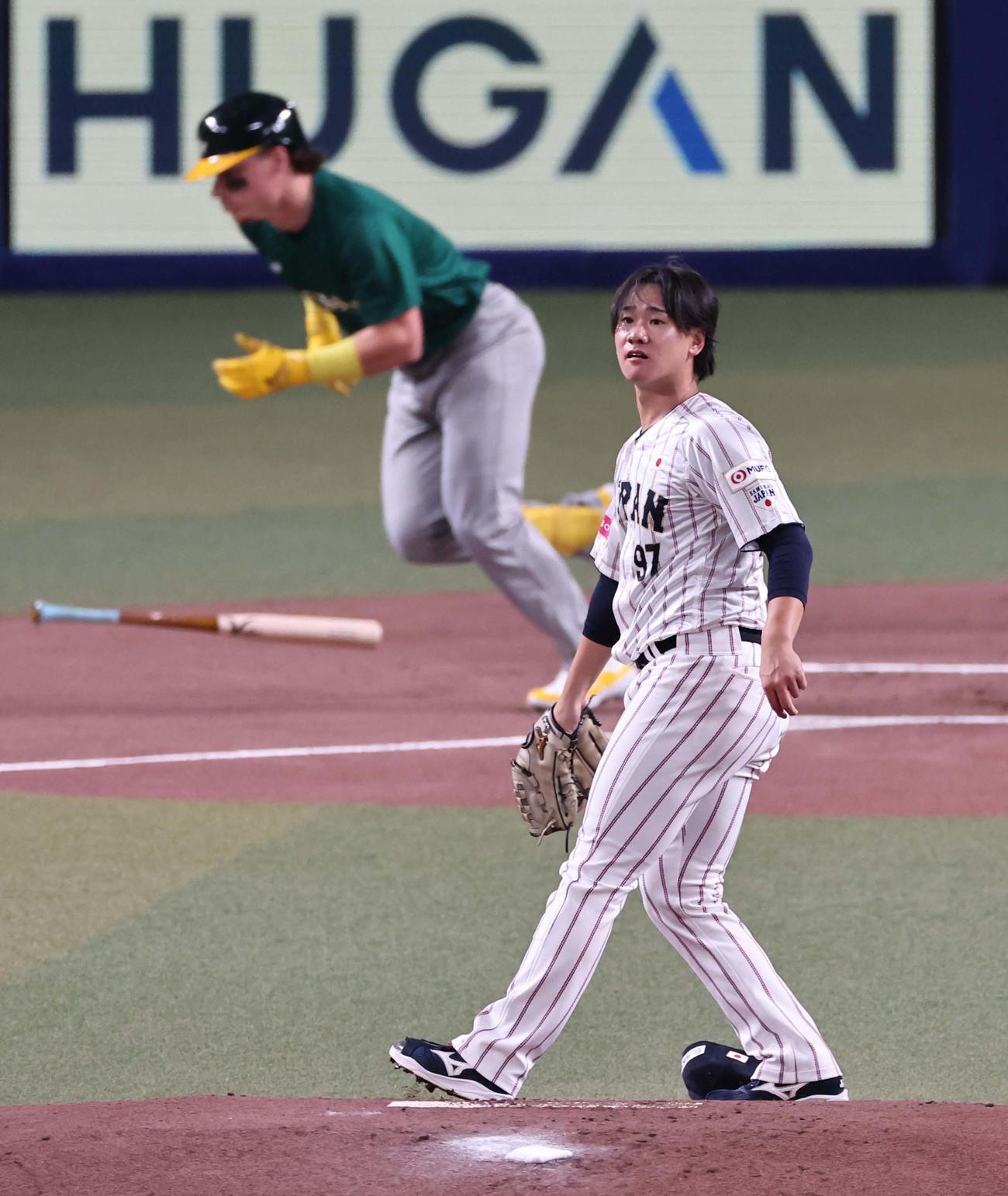 日本対オーストラリア　1回表豪州無死、井上はバザナに中前打を浴びる（撮影・上田博志）