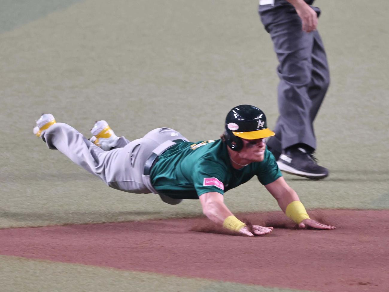 日本対オーストラリア　1回表豪州無死一塁、バザナは二盗を決める（撮影・上田博志）