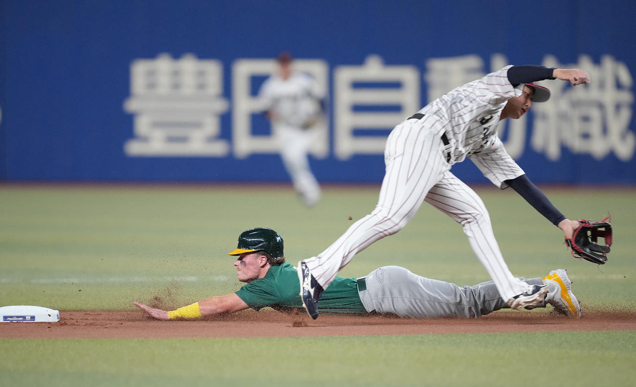 日本対オーストラリア　1回表オーストラリア無死一塁、二盗を決めるバザナ。遊撃手紅林（撮影・垰建太）