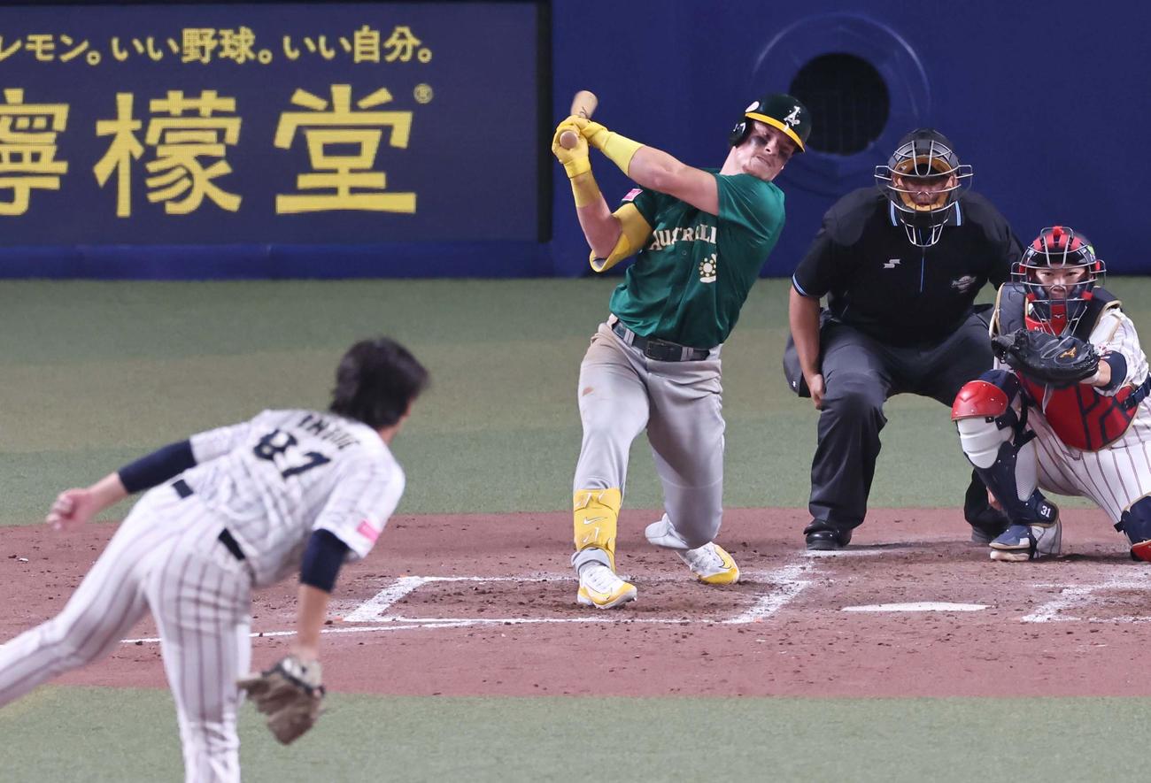 日本対オーストラリア　3回表豪州2死、トラビス・バザナは三振に倒れる。投手は井上温大（撮影・上田博志）