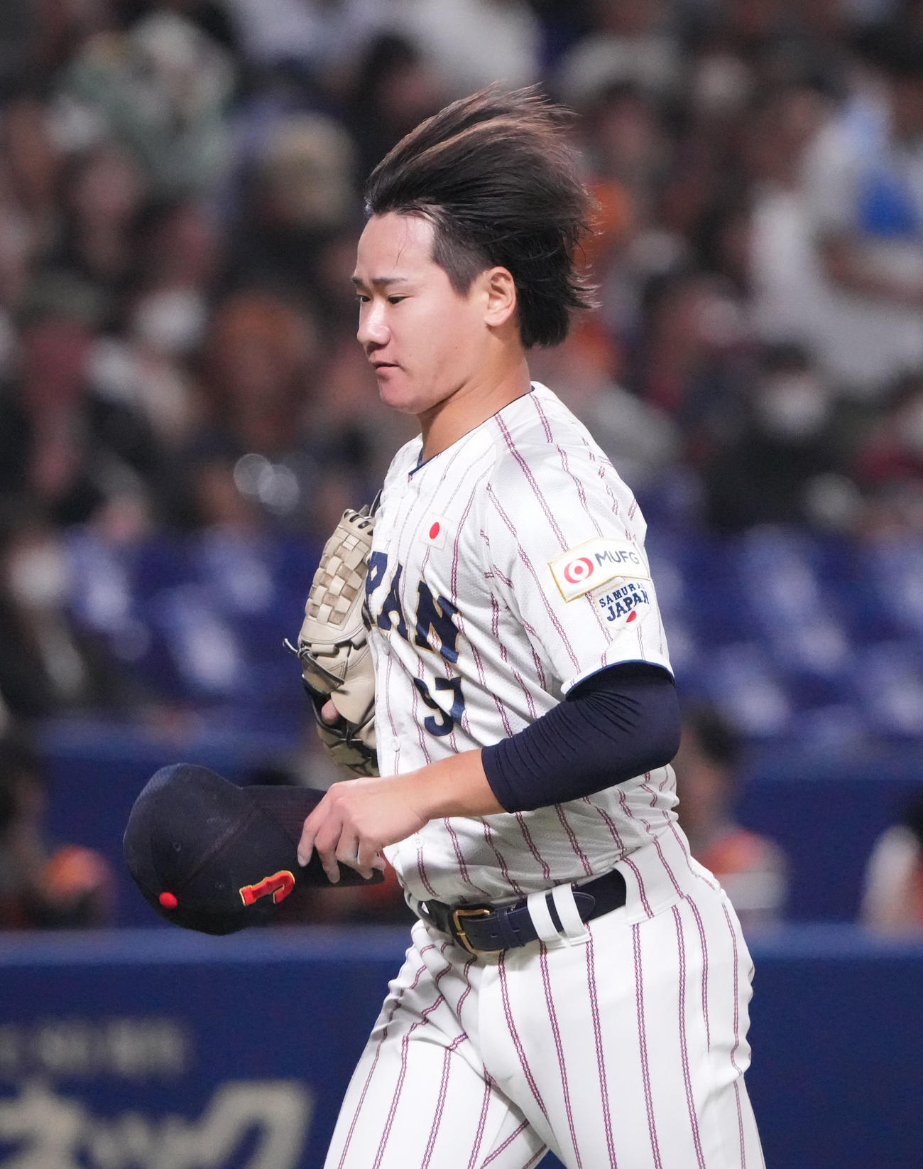 日本対オーストラリア　3回表終了、髪をなびかせベンチへ戻る日本先発の井上（撮影・森本幸一）