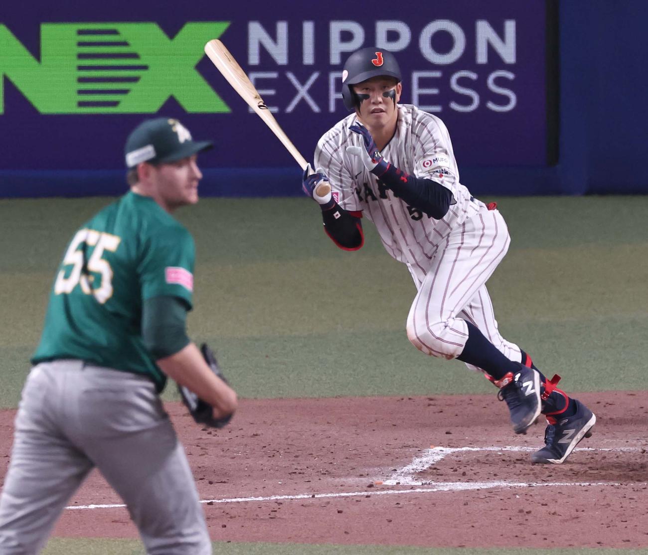 日本対オーストラリア　4回裏日本1死二、三塁、小園はグレンヂィニングの悪送球で出塁する（撮影・上田博志）