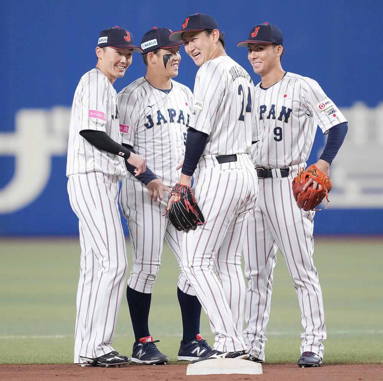 日本対オーストラリア　シートノックを前に笑顔を見せる日本の選手たち。左から源田、小園、紅林、村林（撮影・垰建太）