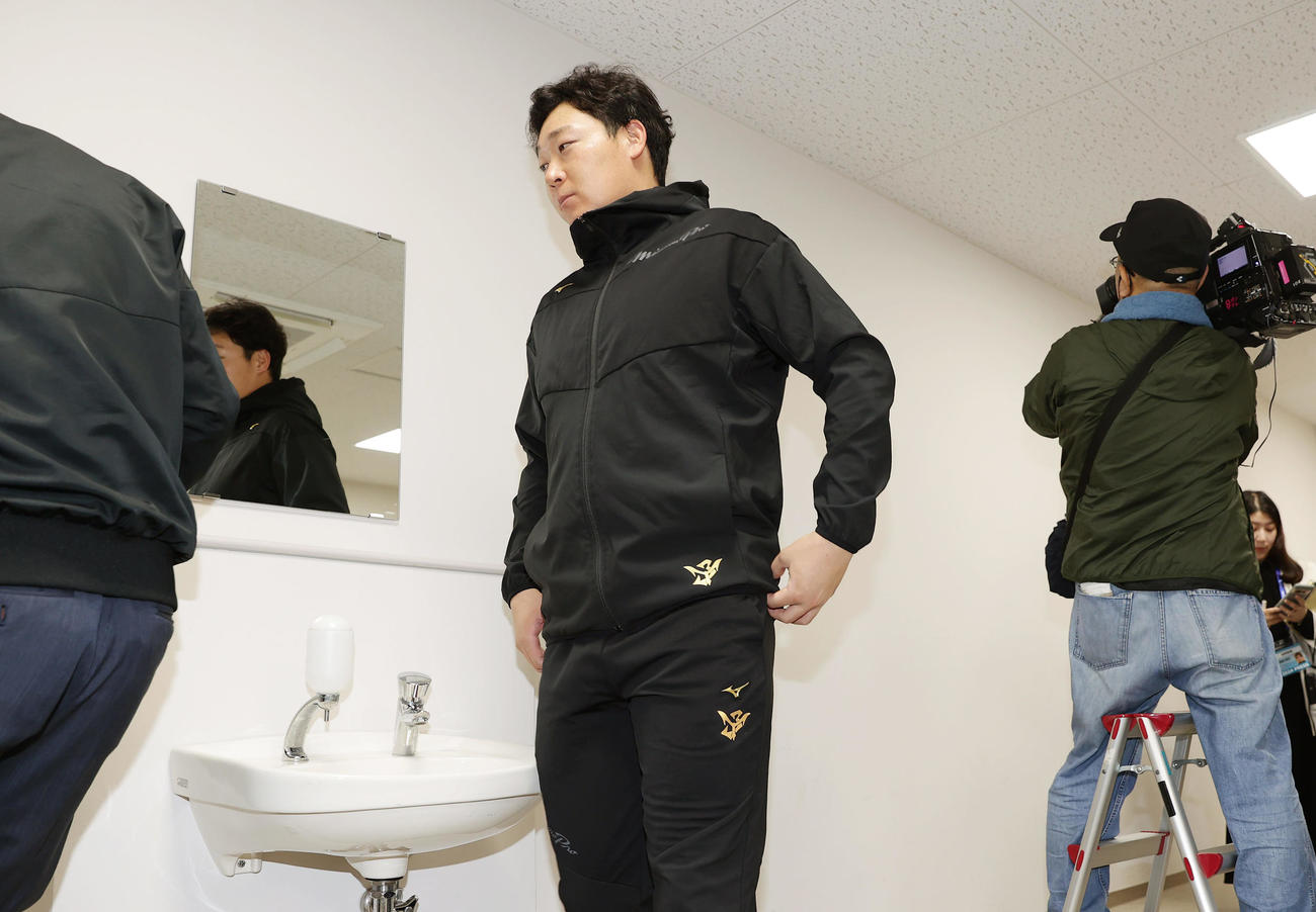 FA権行使を表明し取材に応じ、引き揚げる阪神大山（撮影・前田充）