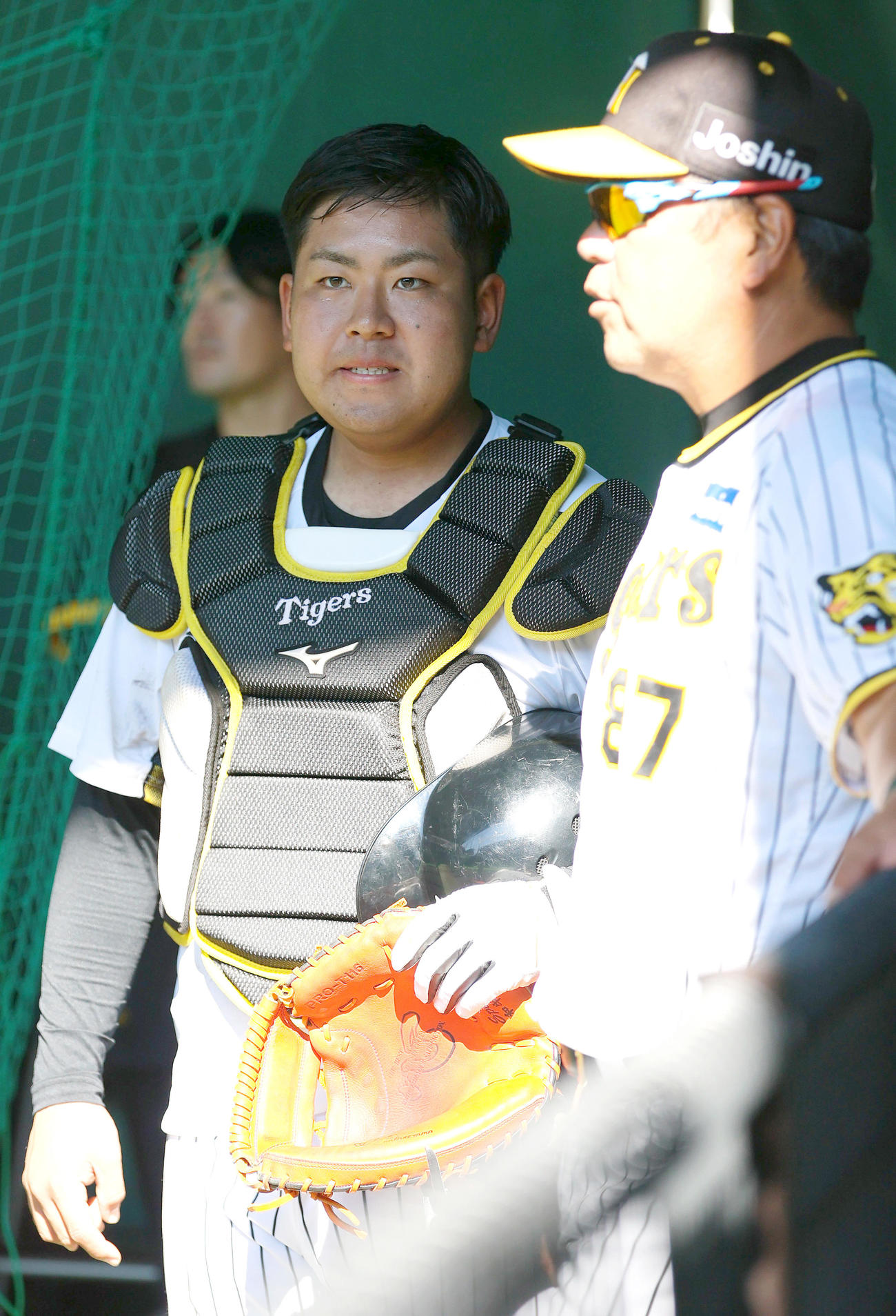 ブルペンで阪神野村バッテリーコーチ（右）の話を聞く練習生の寺前（撮影・上山淳一）