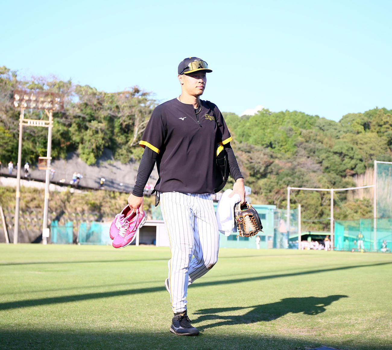 練習を終え引き揚げる阪神佐藤輝（撮影・上山淳一）