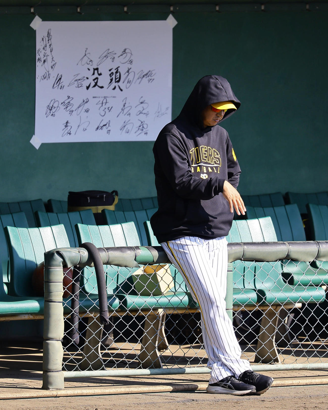 サインプレーの練習の合間に、ひとり考えごとをする様子を見せる阪神藤川監督（撮影・藤尾明華）