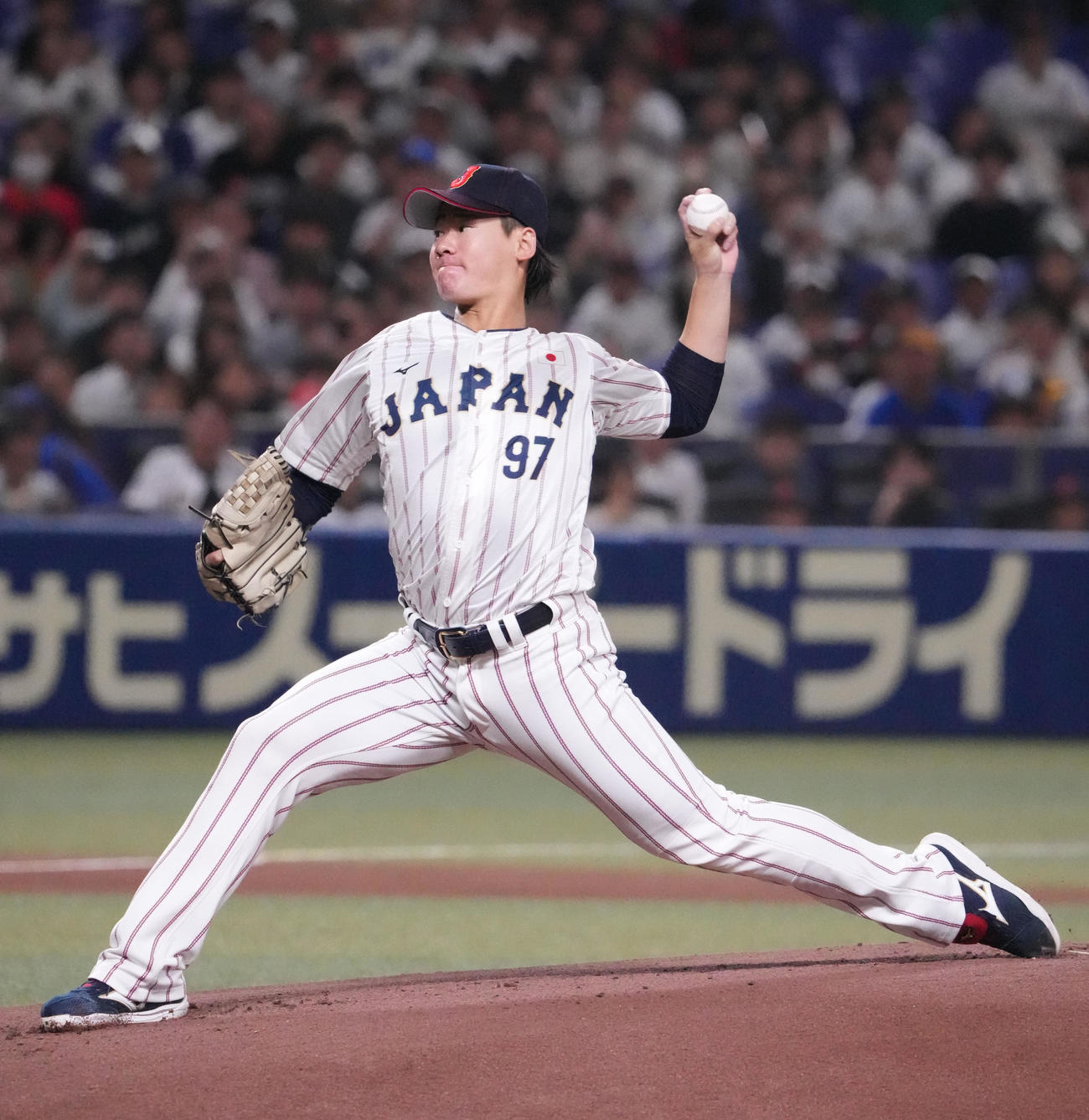 日本対オーストラリア　1回表、登板する日本先発の井上（撮影・森本幸一）