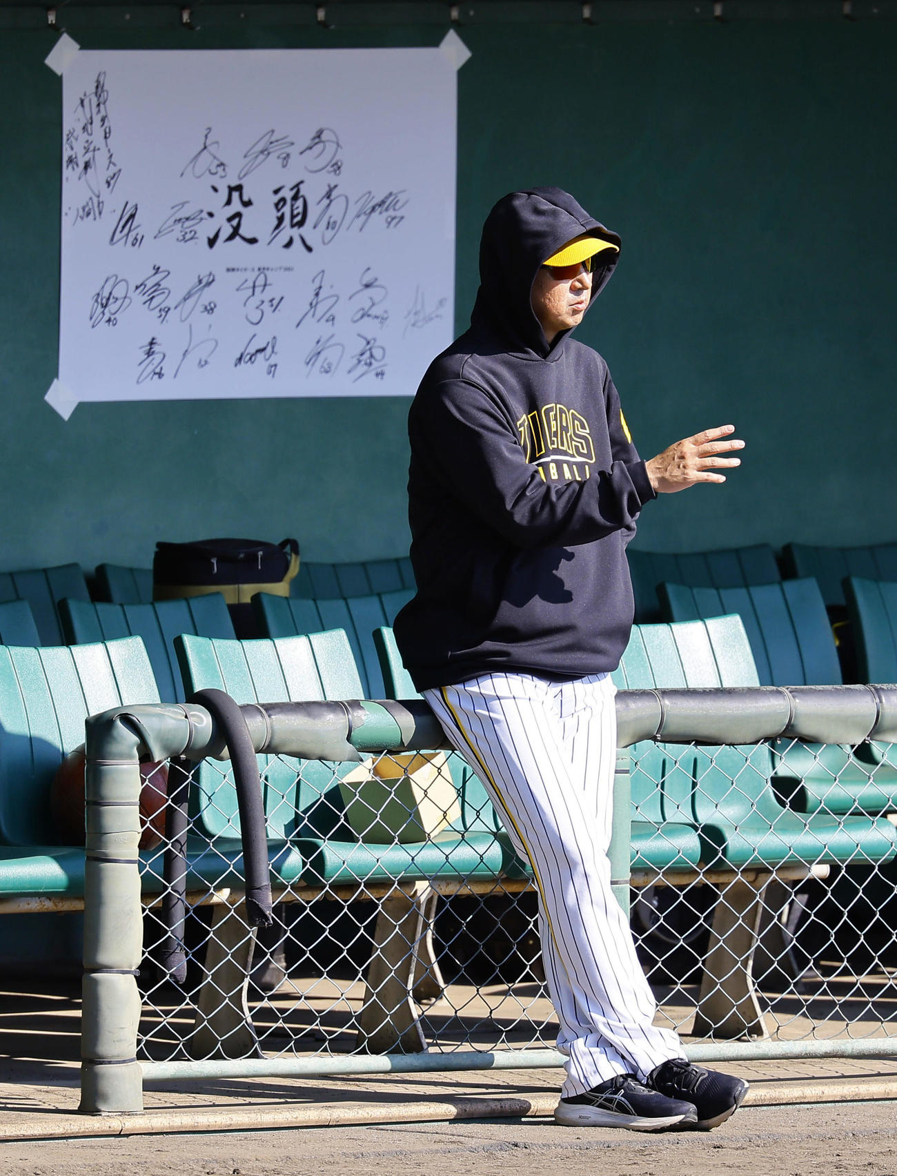 サインプレーの練習の合間に、ひとり考えごとをする様子を見せる阪神藤川監督（撮影・藤尾明華）