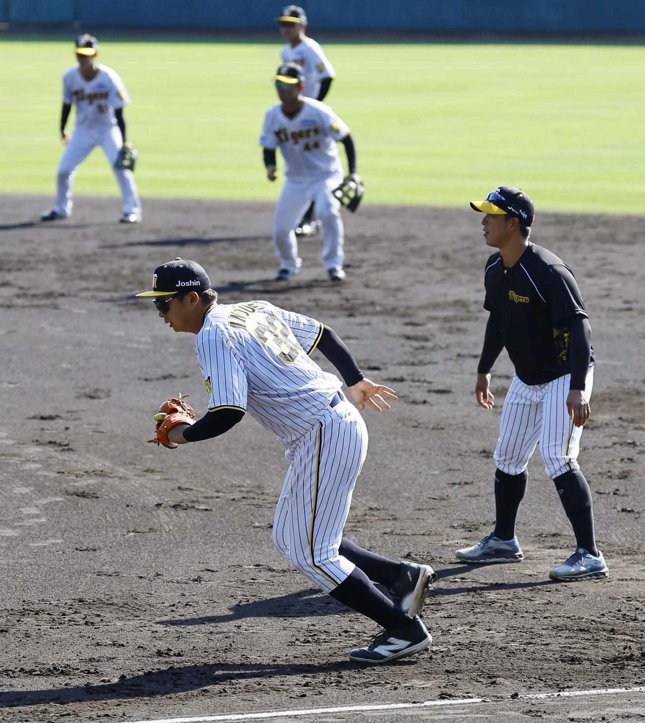 サインプレーの練習で一塁守備につく井上（撮影・藤尾明華）