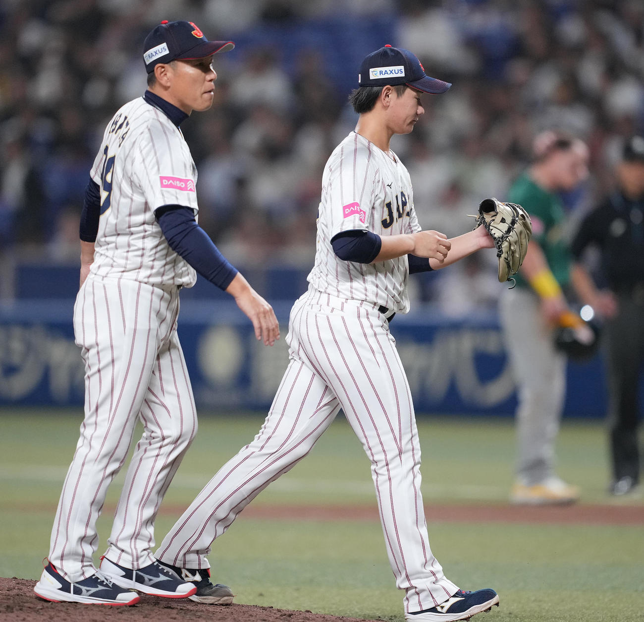 日本対オーストラリア　6回表オーストラリア無死一塁、井端監督（左）から降板を告げられマウンドを降りる井上（撮影・垰建太）