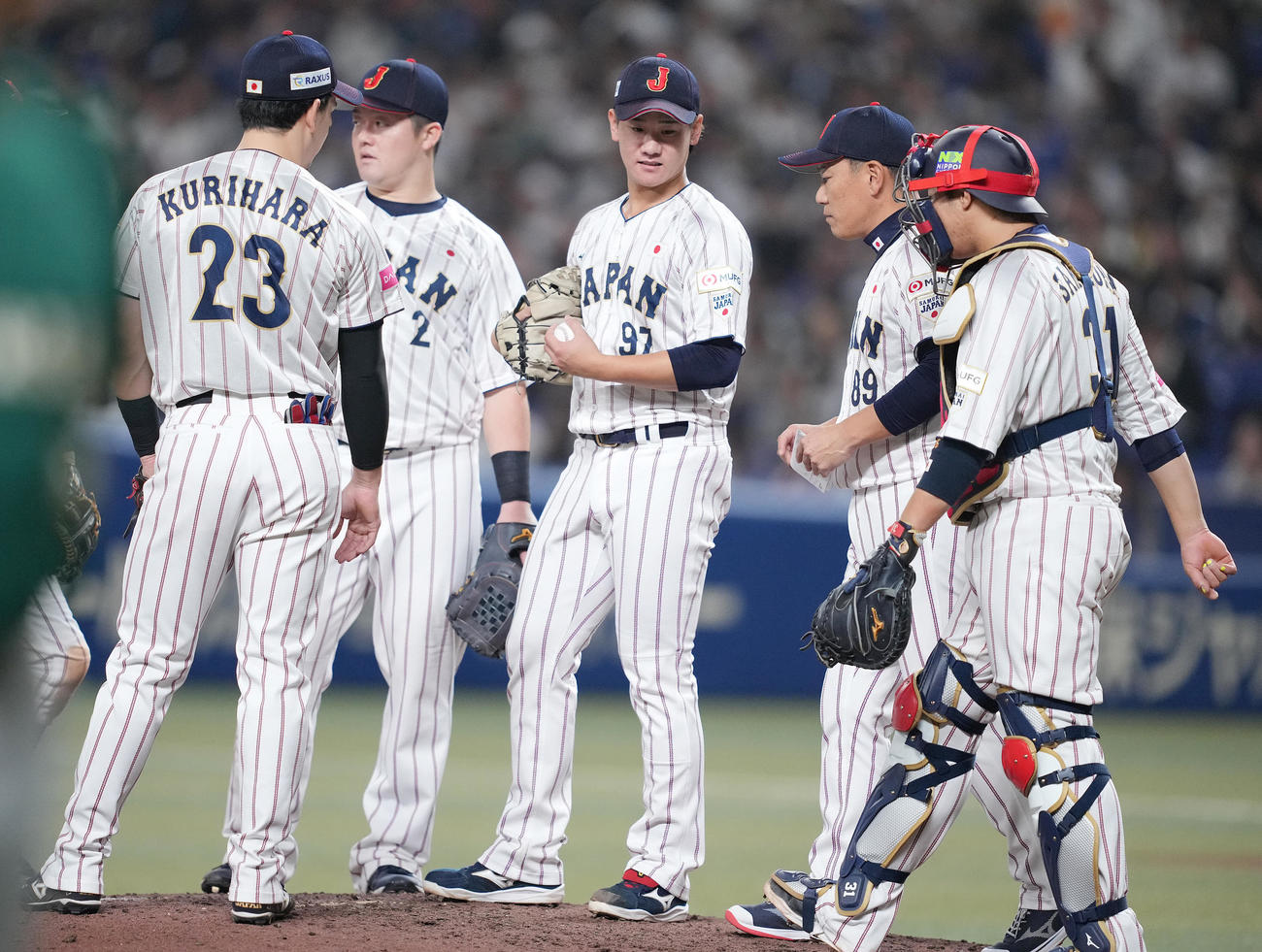日本対オーストラリア　6回表オーストラリア無死一塁、先発の井上（中央）に降板を告げる井端監督（右から2人目）（撮影・垰建太）