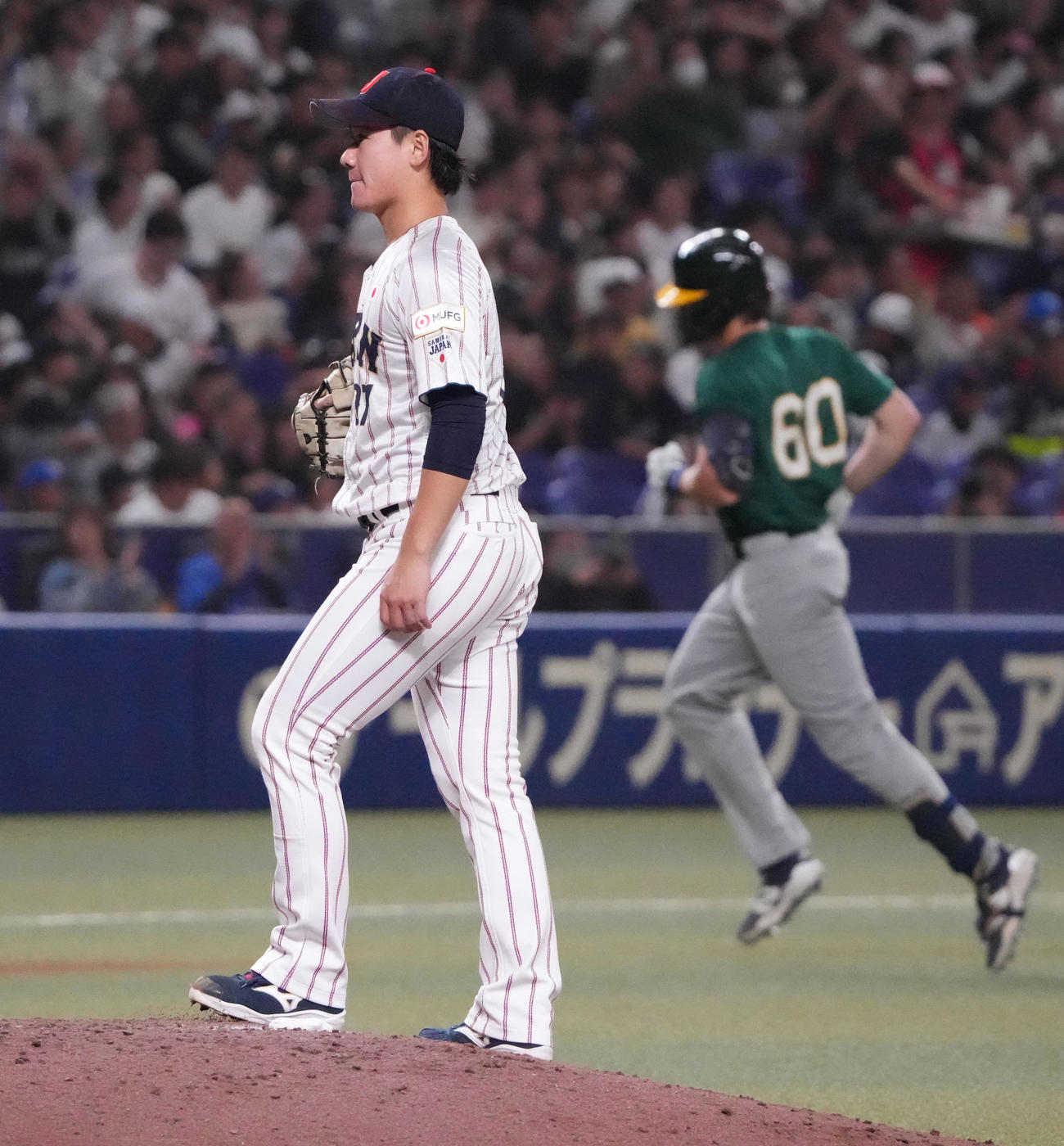 日本対オーストラリア　6回表オーストラリア無死、ボヤースキに中越え本塁打を打たれた井上（左）（撮影・森本幸一）