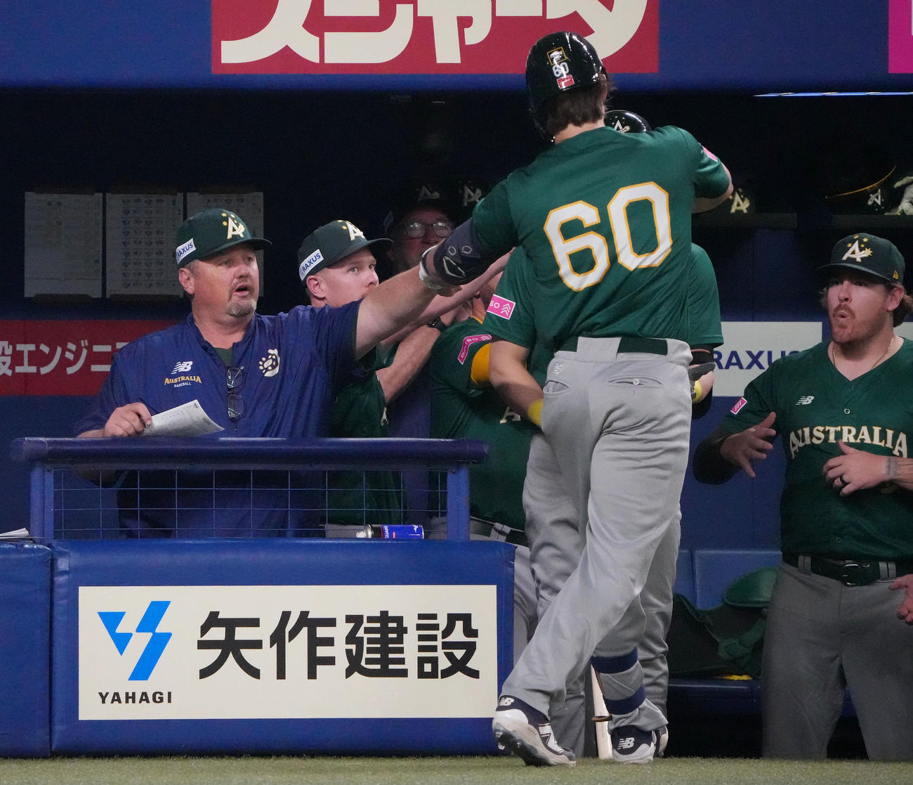 日本対オーストラリア　6回表オーストラリア無死、中越え本塁打を放ったボヤースキを迎えるニルソン監督（左）（撮影・森本幸一）