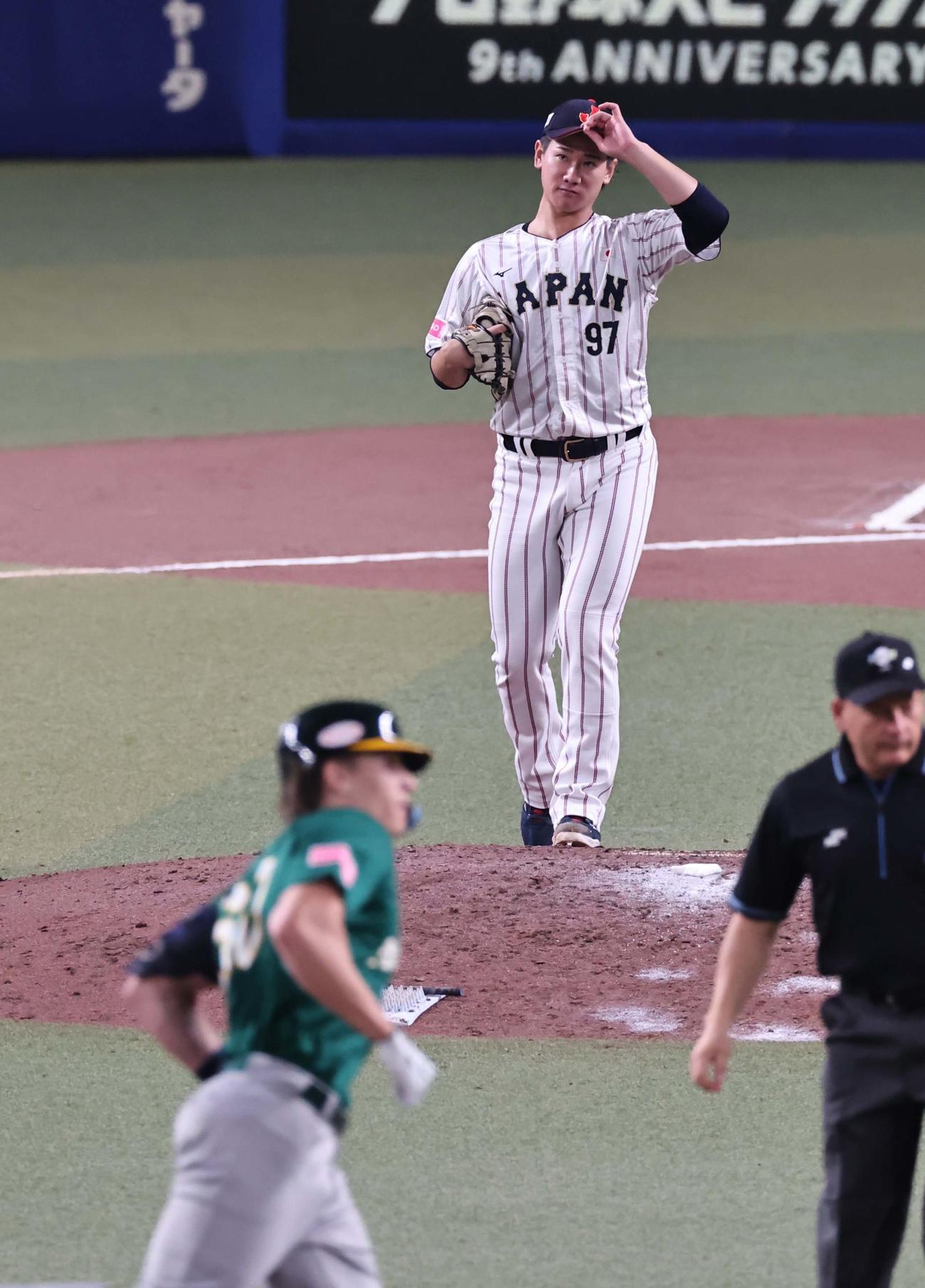 日本対オーストラリア　6回表豪州無死、ボヤースキに中越えソロ本塁打を浴びる井上（撮影・上田博志）