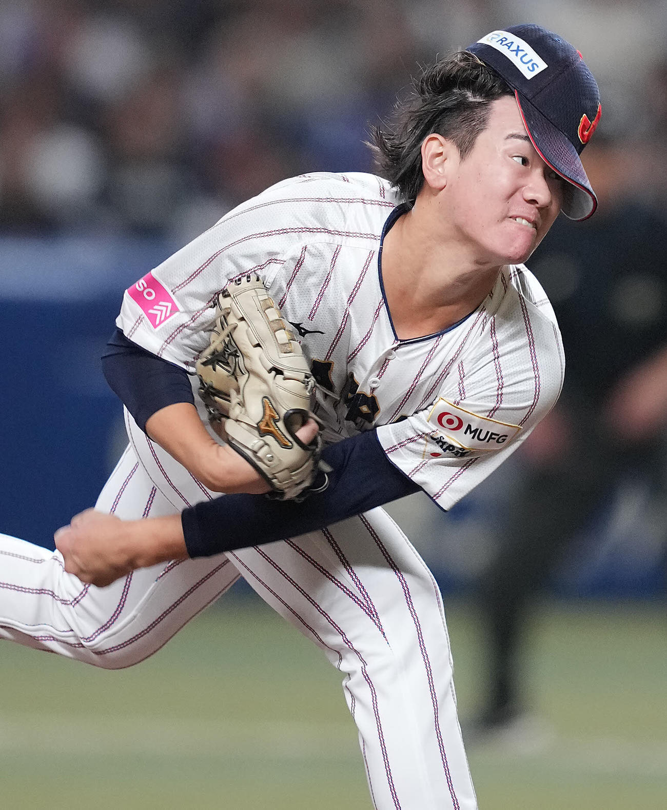 日本対オーストラリア　帽子を飛ばしながら力投する日本先発の井上（撮影・垰建太）