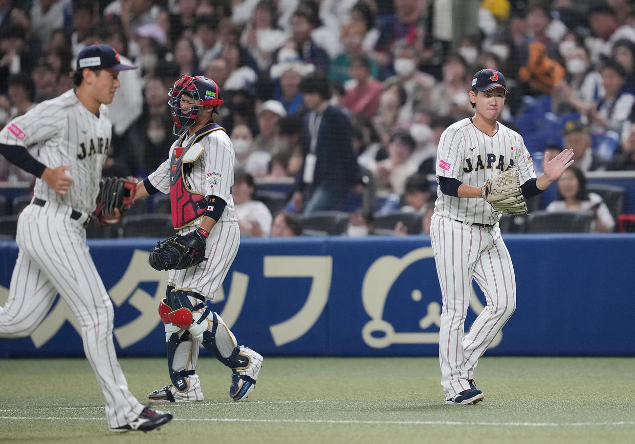 日本対オーストラリア　4回表オーストラリア2死一塁、ホワイトフィールドをけん制で刺し無失点の井上（右）はグラブをたたく（撮影・垰建太）