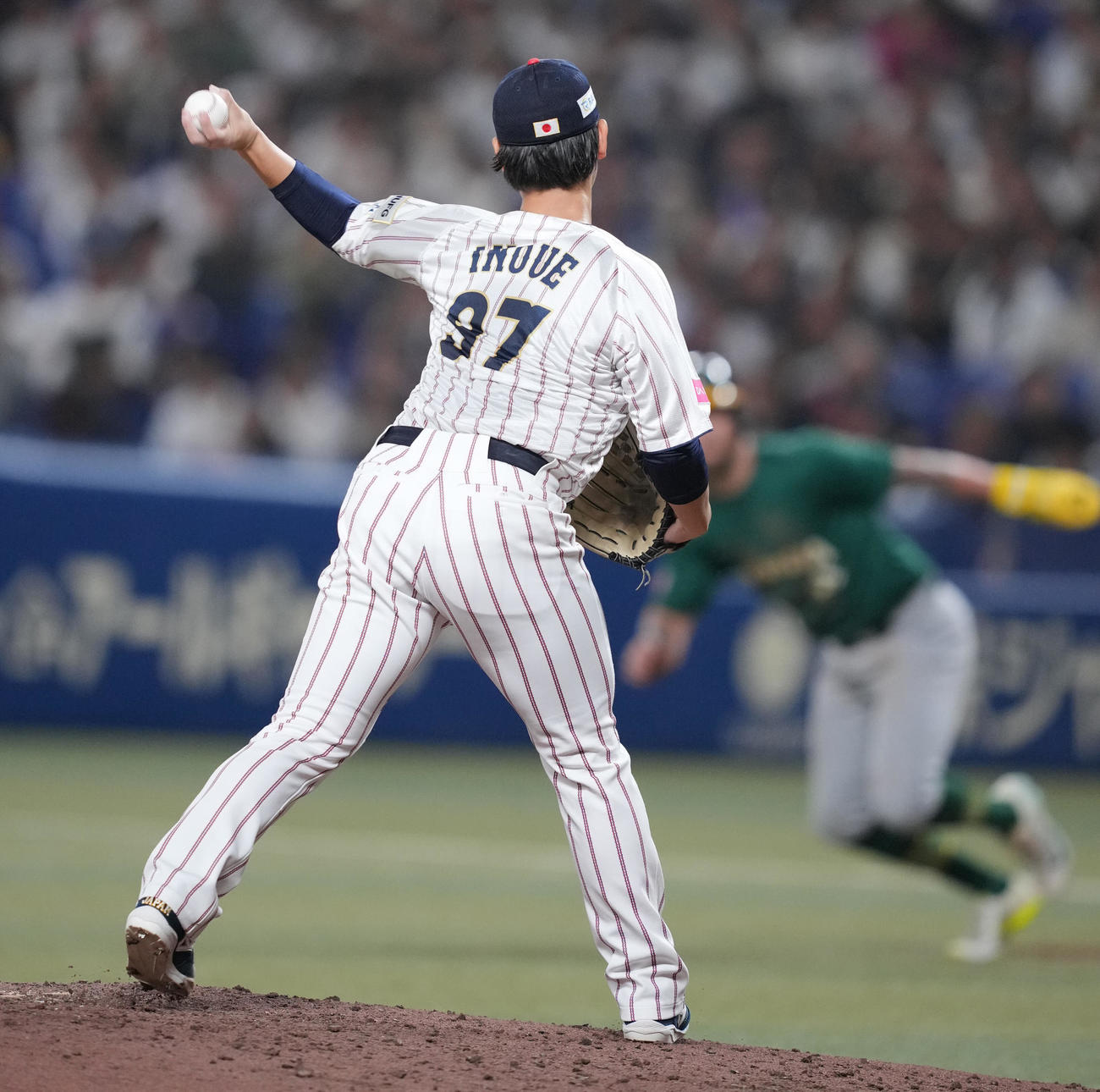 日本対オーストラリア　4回表オーストラリア2死一塁、ホワイトフィールド（後方）をけん制で刺す井上（撮影・垰建太）