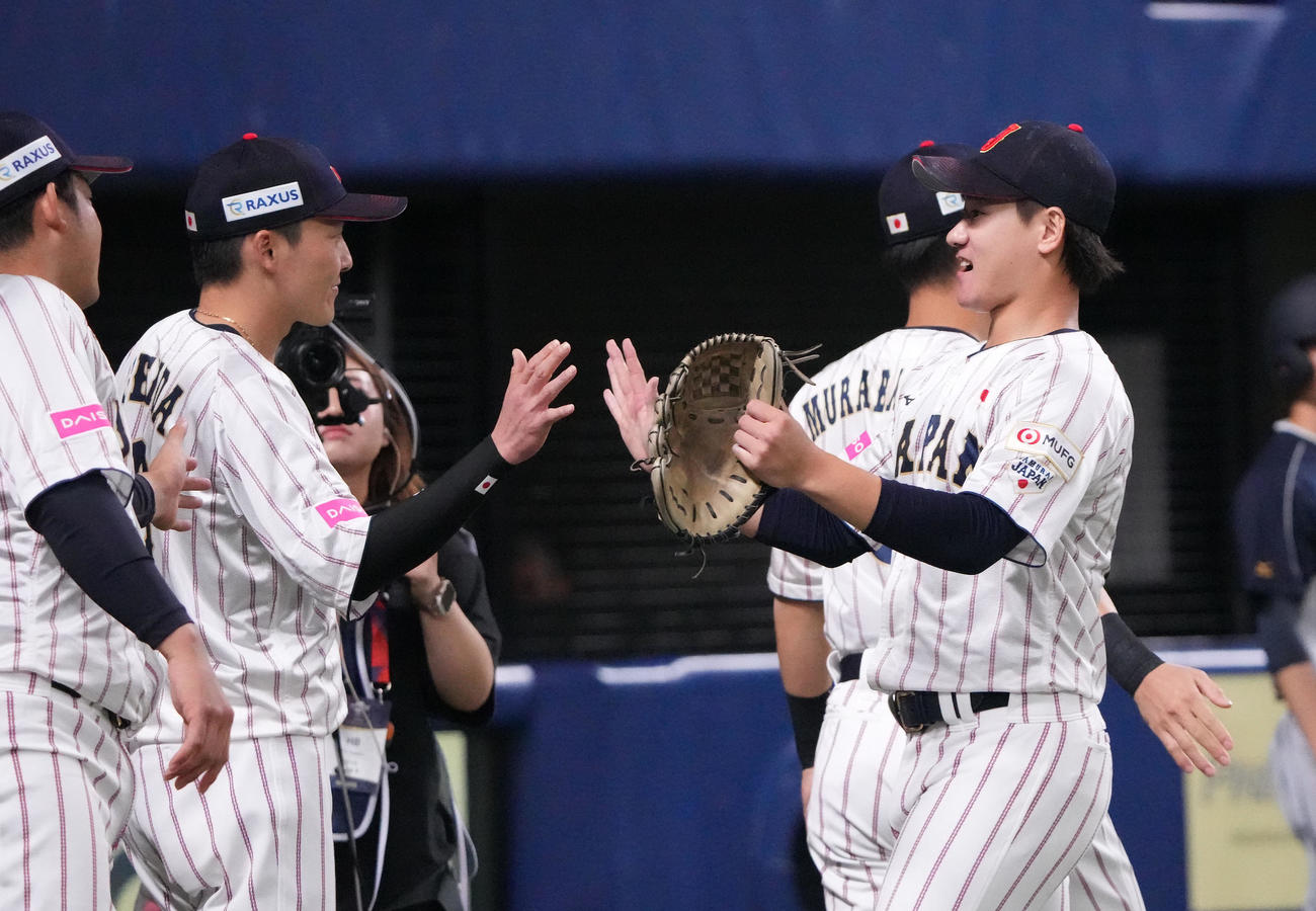 日本対オーストラリア　5回表終了、ベンチへ戻る日本先発の井上（右）（撮影・森本幸一）