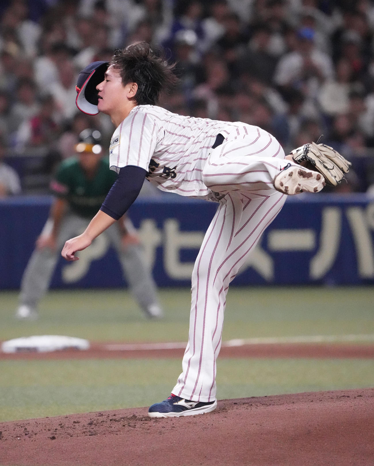 日本対オーストラリア　1回表、登板する日本先発の井上（撮影・森本幸一）