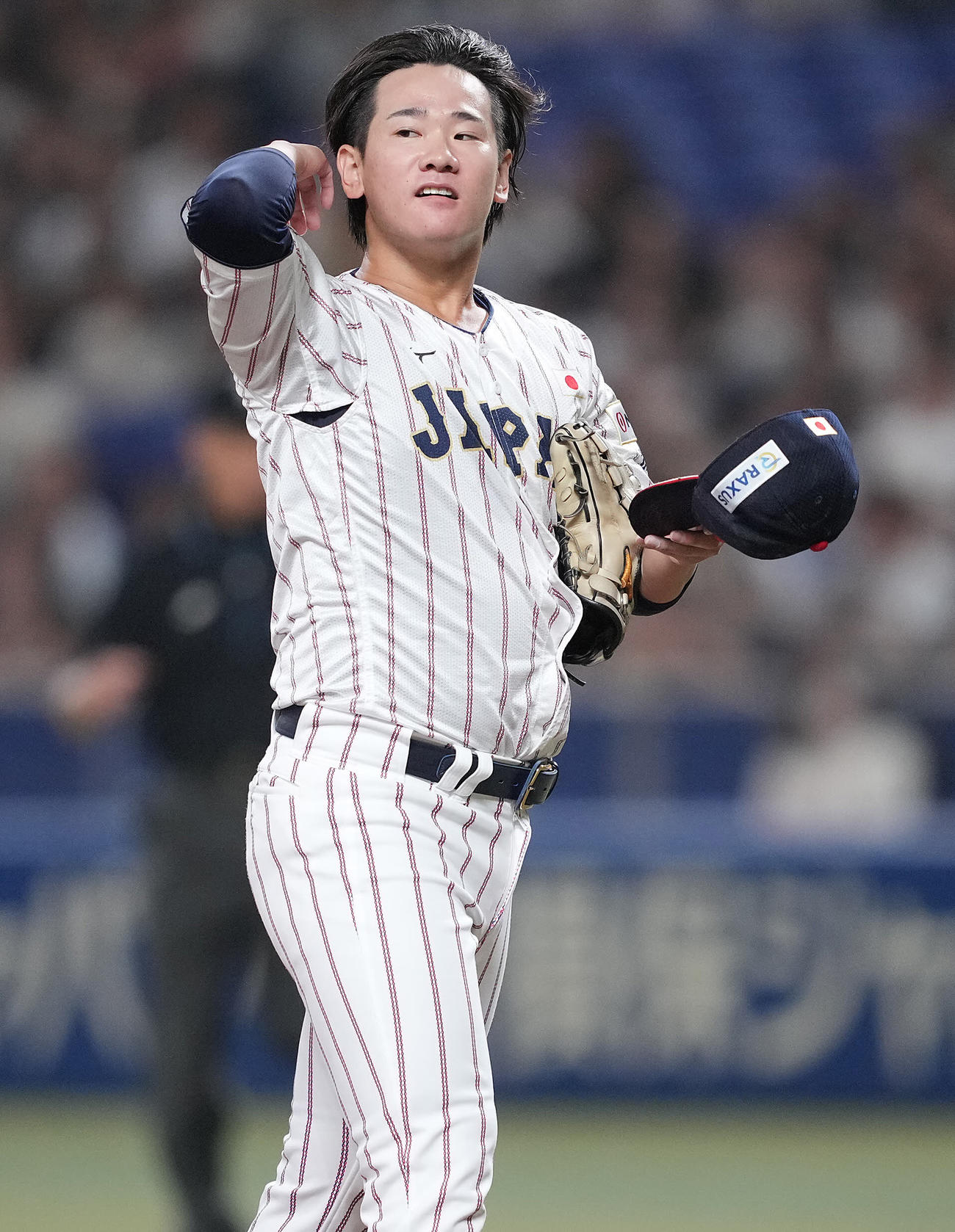 日本対オーストラリア　1回表オーストラリア1死二塁、好守の紅林に笑顔を見せる井上（撮影・垰建太）