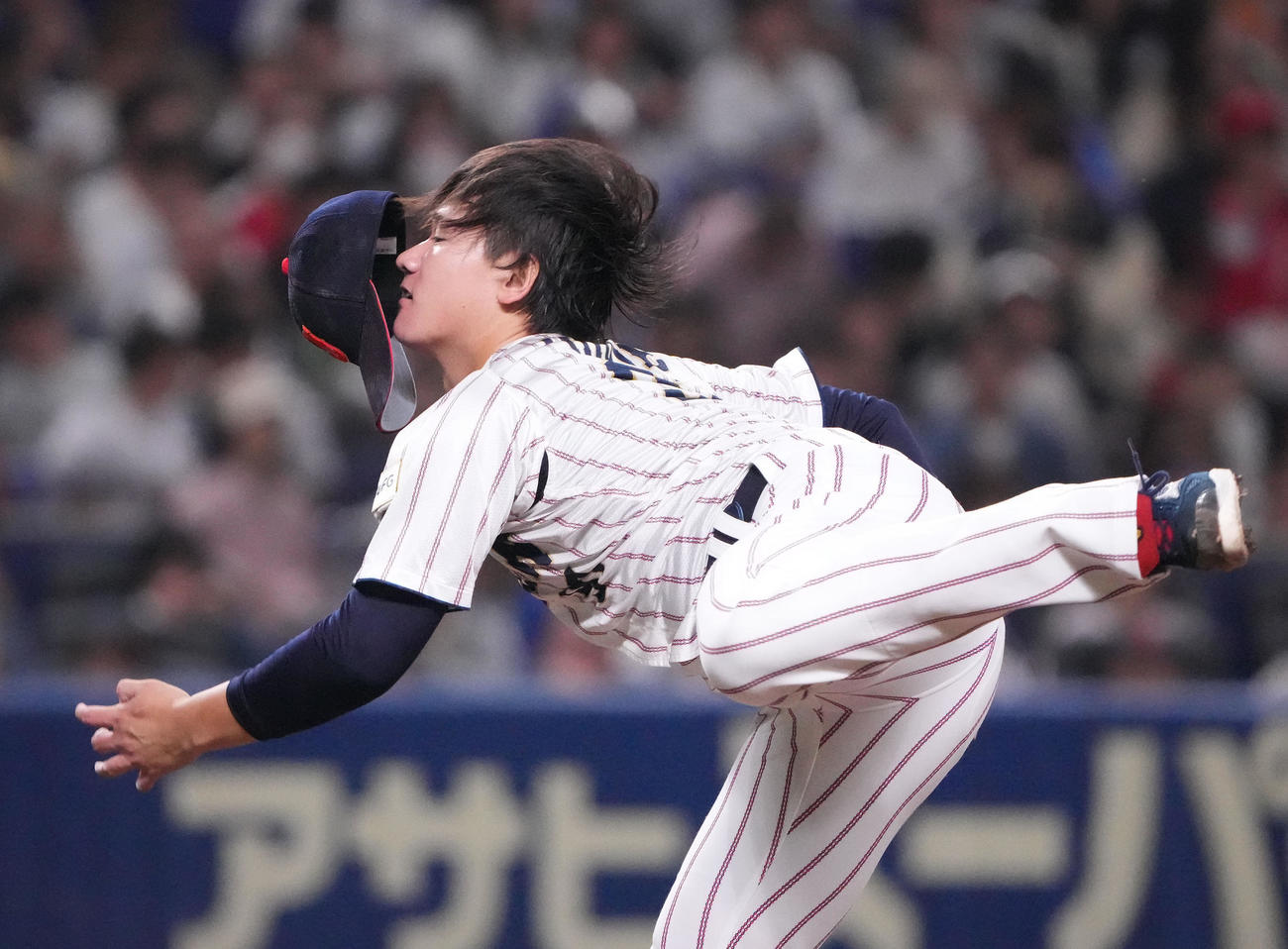 日本対オーストラリア　3回表、力投する日本先発の井上（撮影・森本幸一）