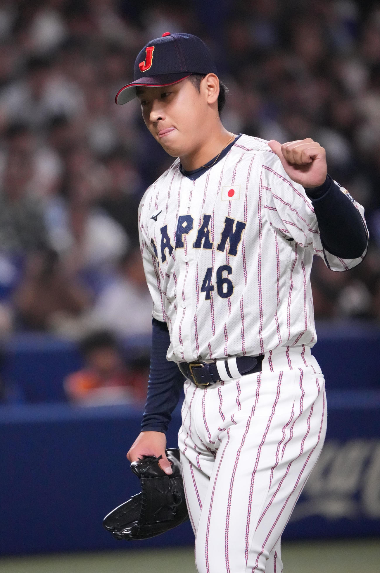 日本対オーストラリア　7回表終了、三者連続三振でこの回を抑えベンチへ戻る藤平（撮影・森本幸一）