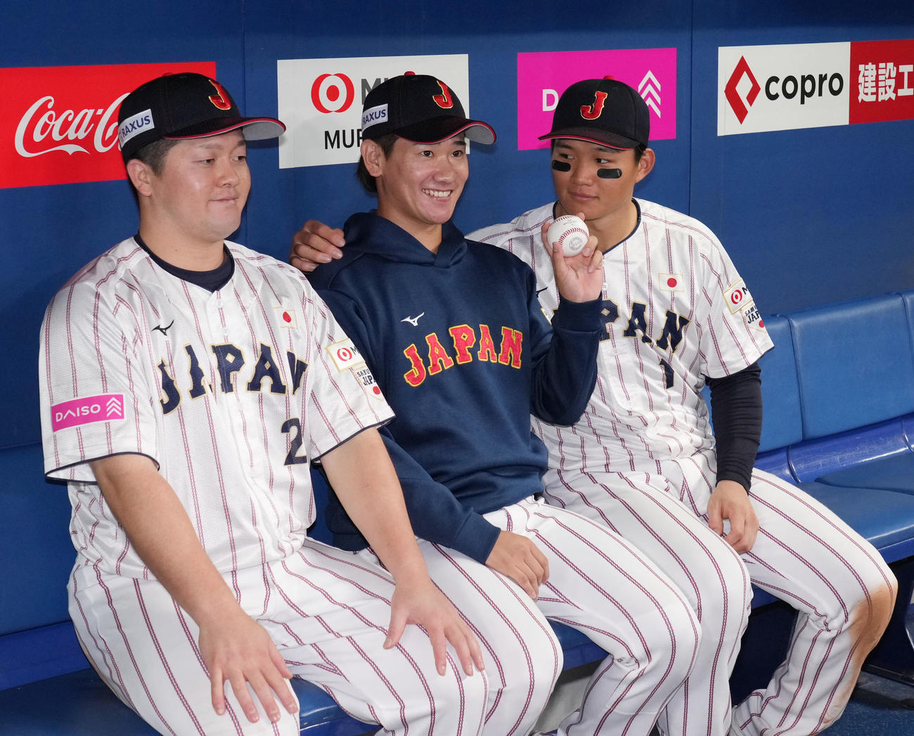 日本対オーストラリア　ベンチで記念撮影に納まる（左から）牧、井上、森下（撮影・森本幸一）