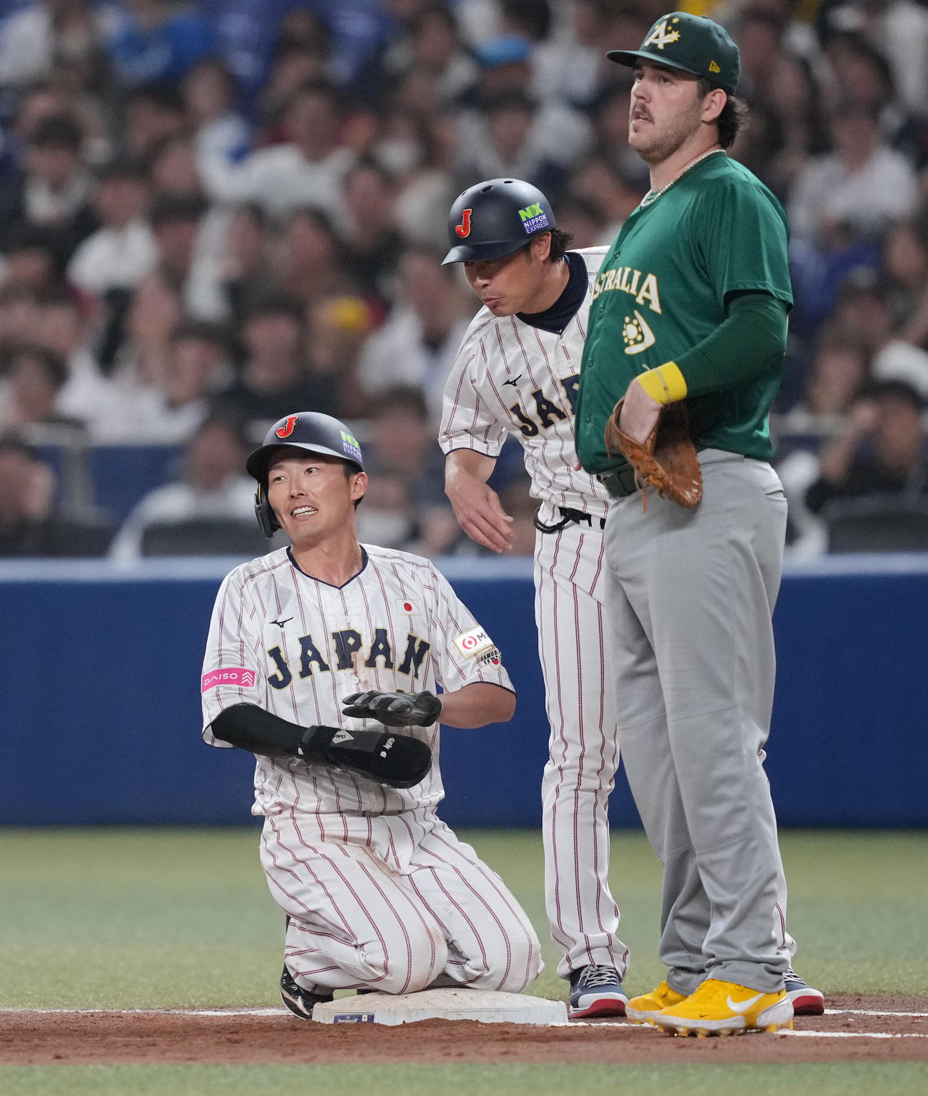 日本対オーストラリア　7回裏日本1死一塁、けん制で塁を飛び出すも見事に帰塁し笑顔を見せる源田（左）（撮影・垰建太）
