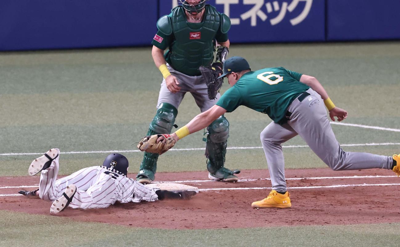 日本対オーストラリア　7回裏日本1死一塁、代走源田（左）は一、二塁間に挟まれるも一塁へ帰塁する（撮影・上田博志）