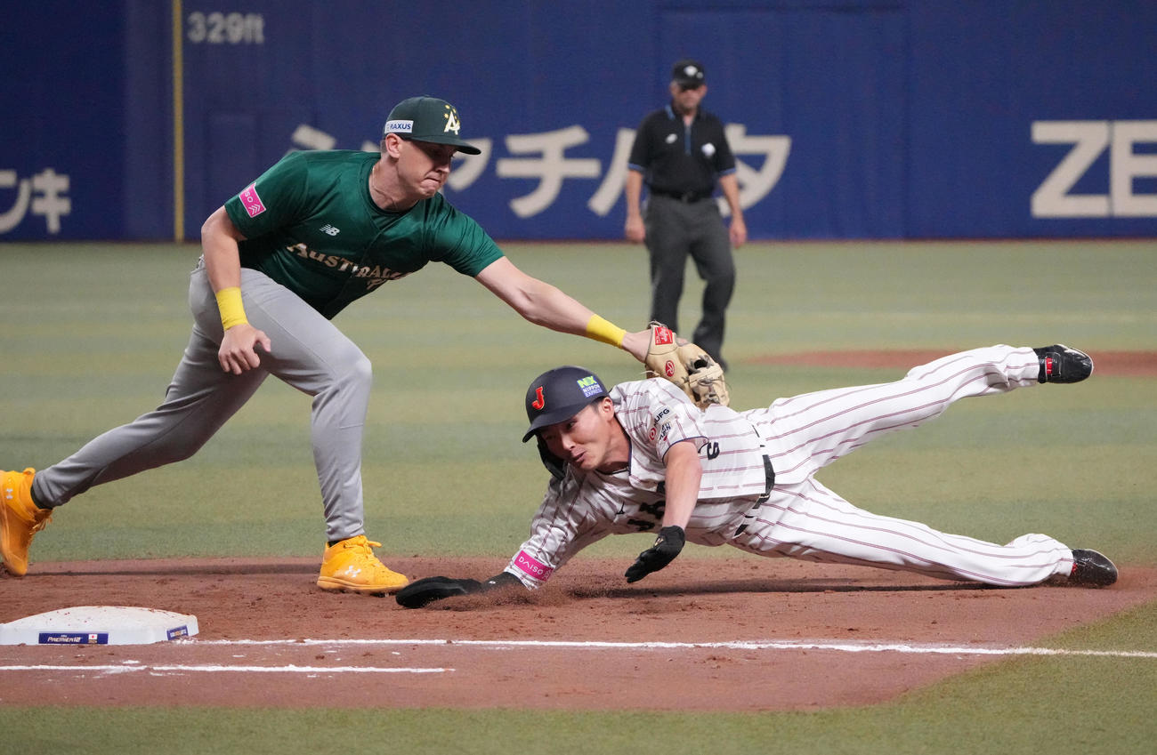 日本対オーストラリア　7回裏日本1死一塁、けん制で飛び出すもタッチを交わし一塁セーフの源田（右）（撮影・森本幸一）