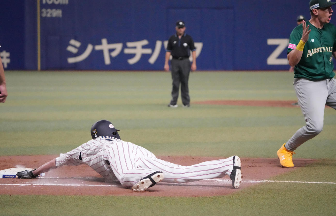 日本対オーストラリア　7回裏日本1死一塁、けん制で飛び出すもタッチを交わし一塁セーフの源田（左）（撮影・森本幸一）