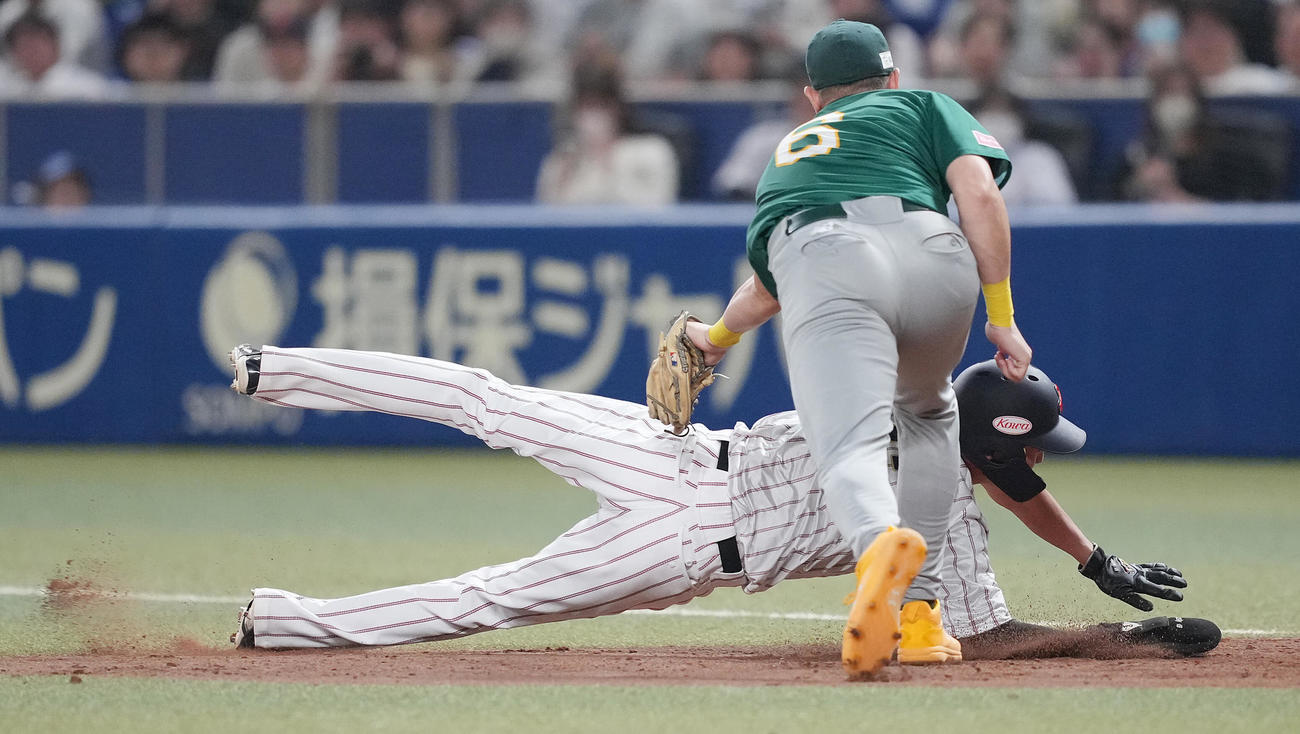 日本対オーストラリア　7回裏日本1死一塁、けん制で塁を飛び出すも見事に帰塁する源田（撮影・垰建太）