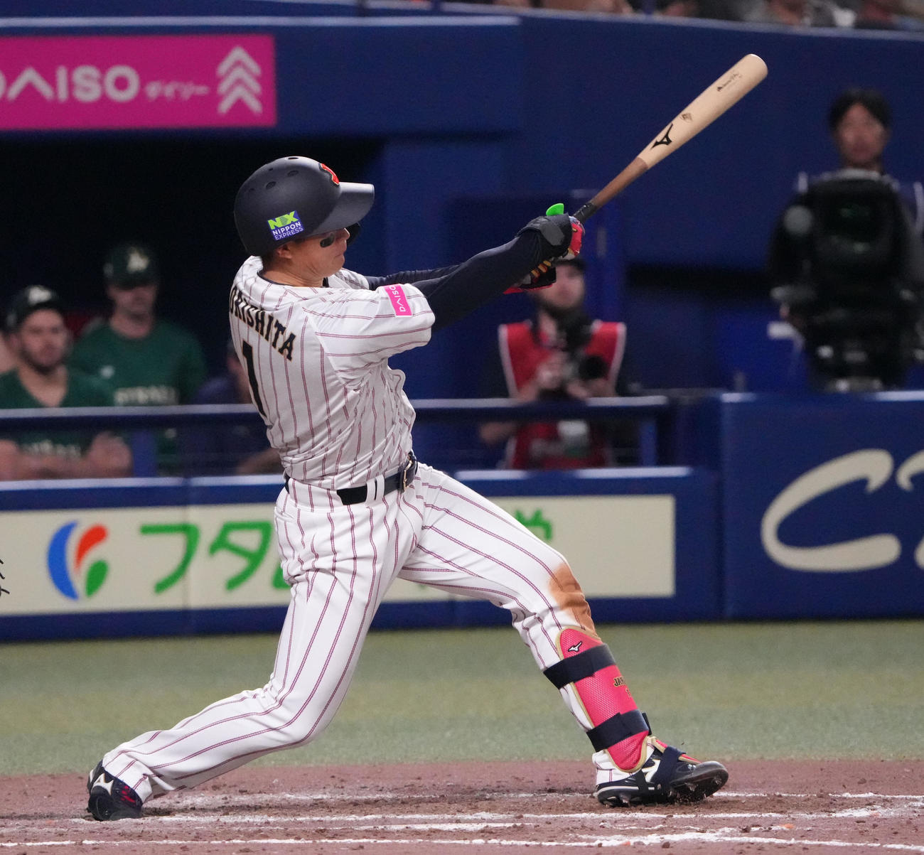 日本対オーストラリア　8回裏日本2死一、三塁、中2点適時二塁打を放つ森下（撮影・森本幸一）