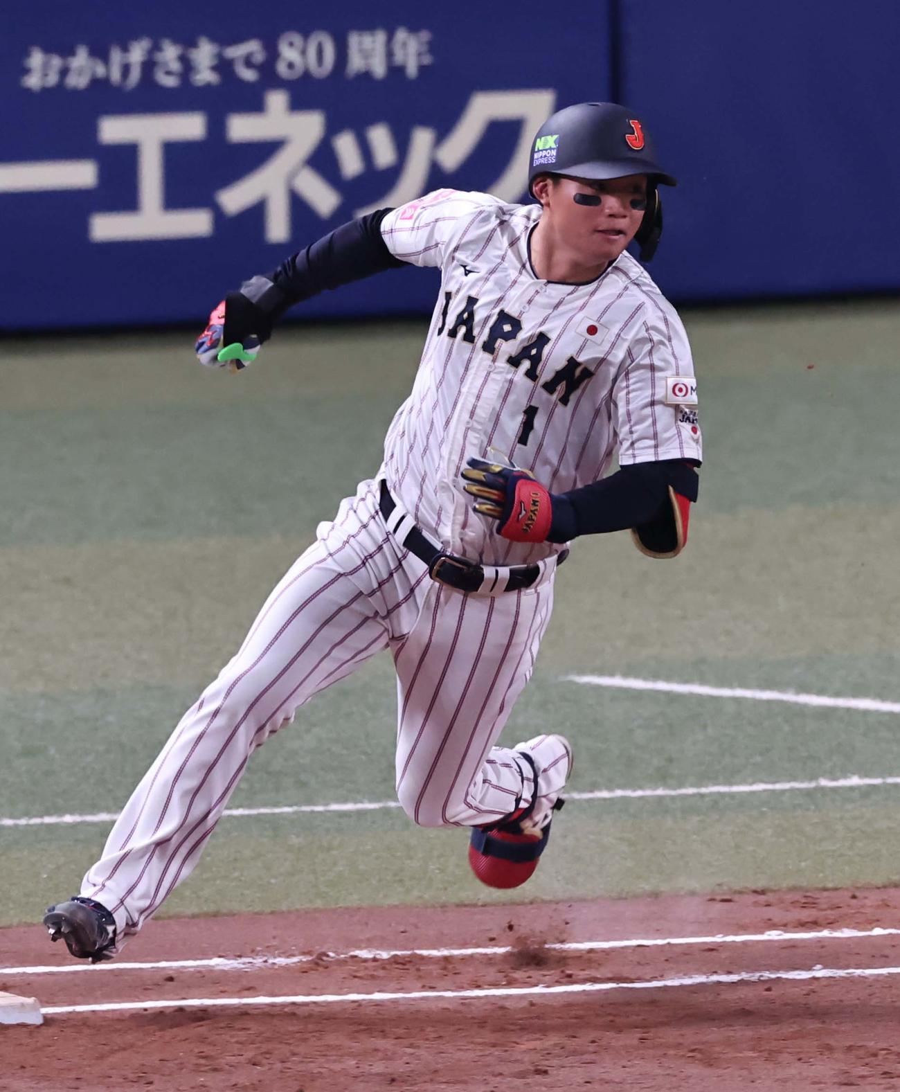 日本対オーストラリア　7回裏日本無死、森下は左翼線へ二塁打を放つ（撮影・上田博志）