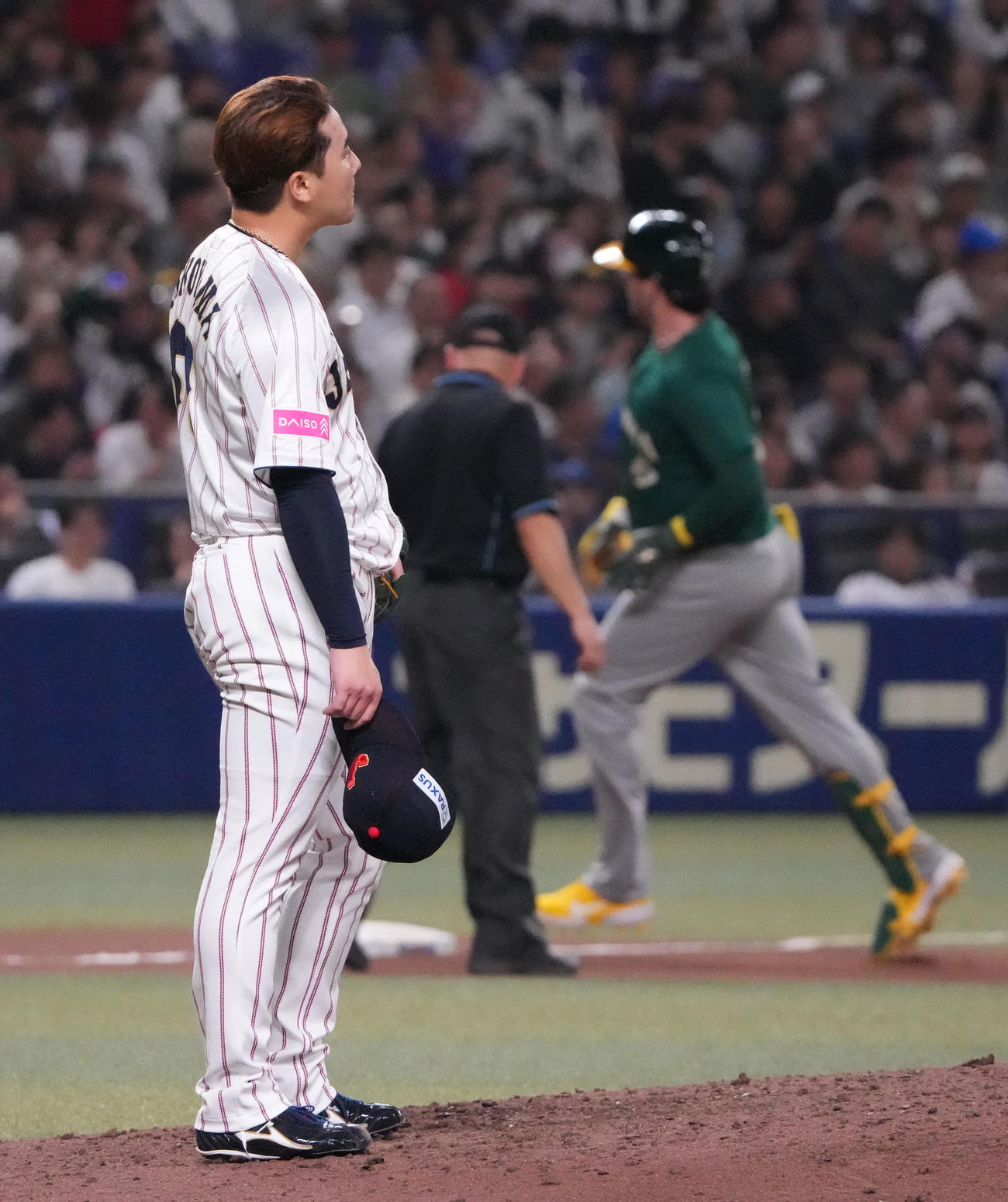 日本対オーストラリア　6回表オーストラリア2死二塁、ウィングローブに中越え2点本塁打を打たれた横山（左）（撮影・森本幸一）